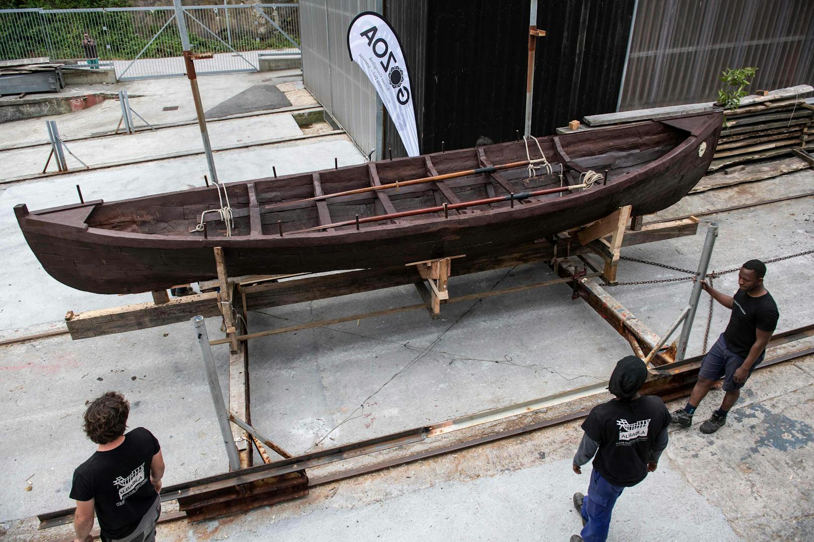 Mehr als 40 Konditoren, Köche und Bootsbauer arbeiteten fast zwei Monate zusammen, um 1,5 Tonnen Schokolade zu schmelzen und die Form für das Boot herzustellen, das am 1. Juni 2023 in See stach. Der Kiel, der obere Teil und die Sitze sind aus Holz, der Rest aus Schokolade.