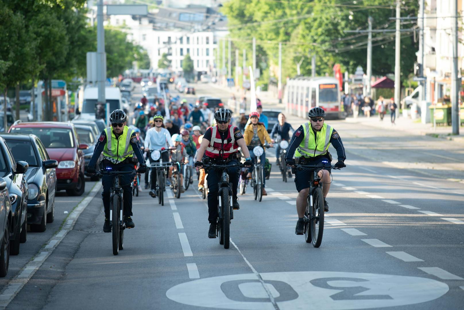 Begleitet und geschützt von der Fahrradpolizei fuhr die Bici-Demo vom Sieveringer Spitz und ging bis zur Maanagettagasse (Wien-Grinzing)