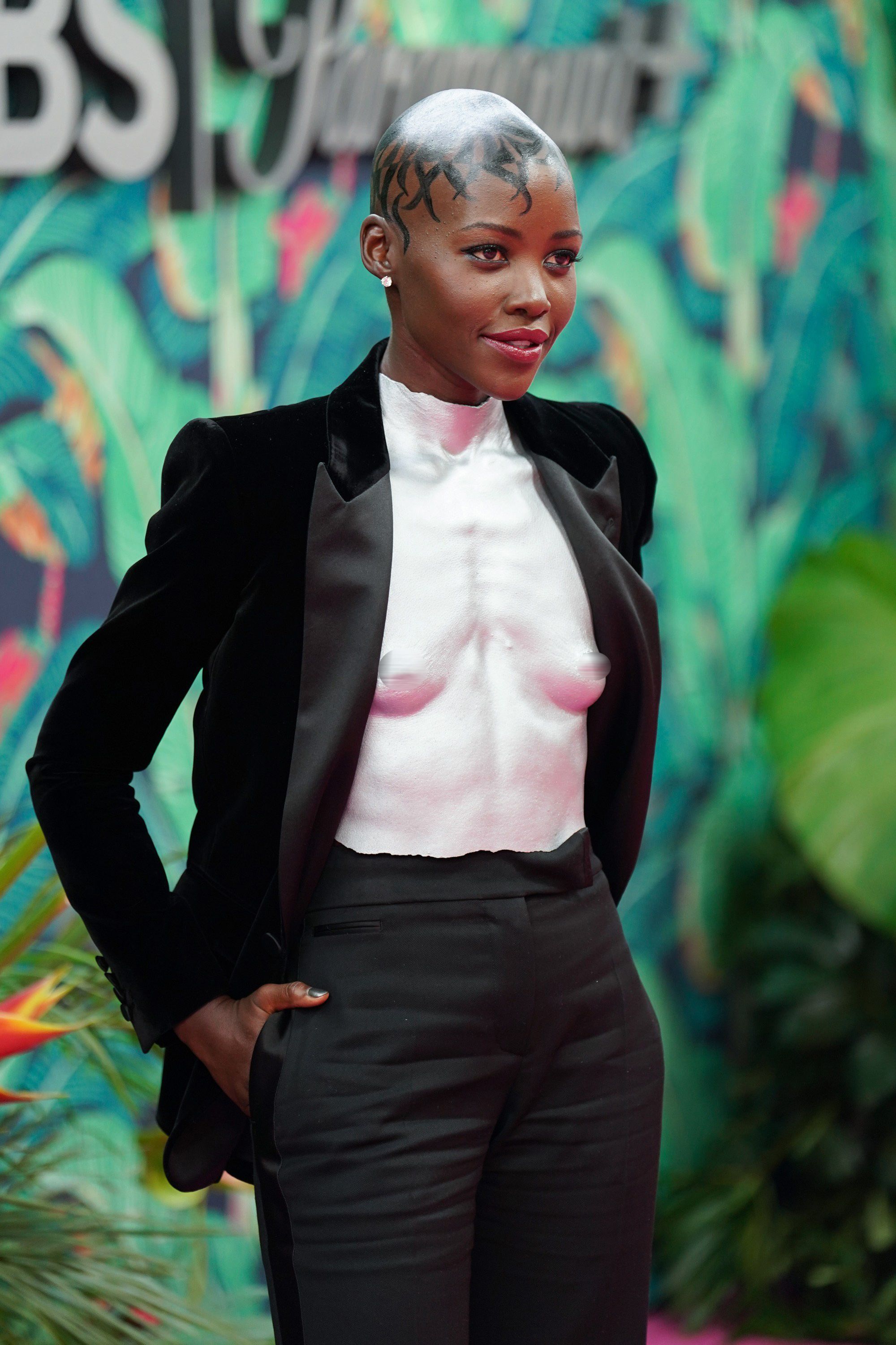 Lupita Nyong'o zeigte bei der Preisverleihung in New York ihre Brüste.