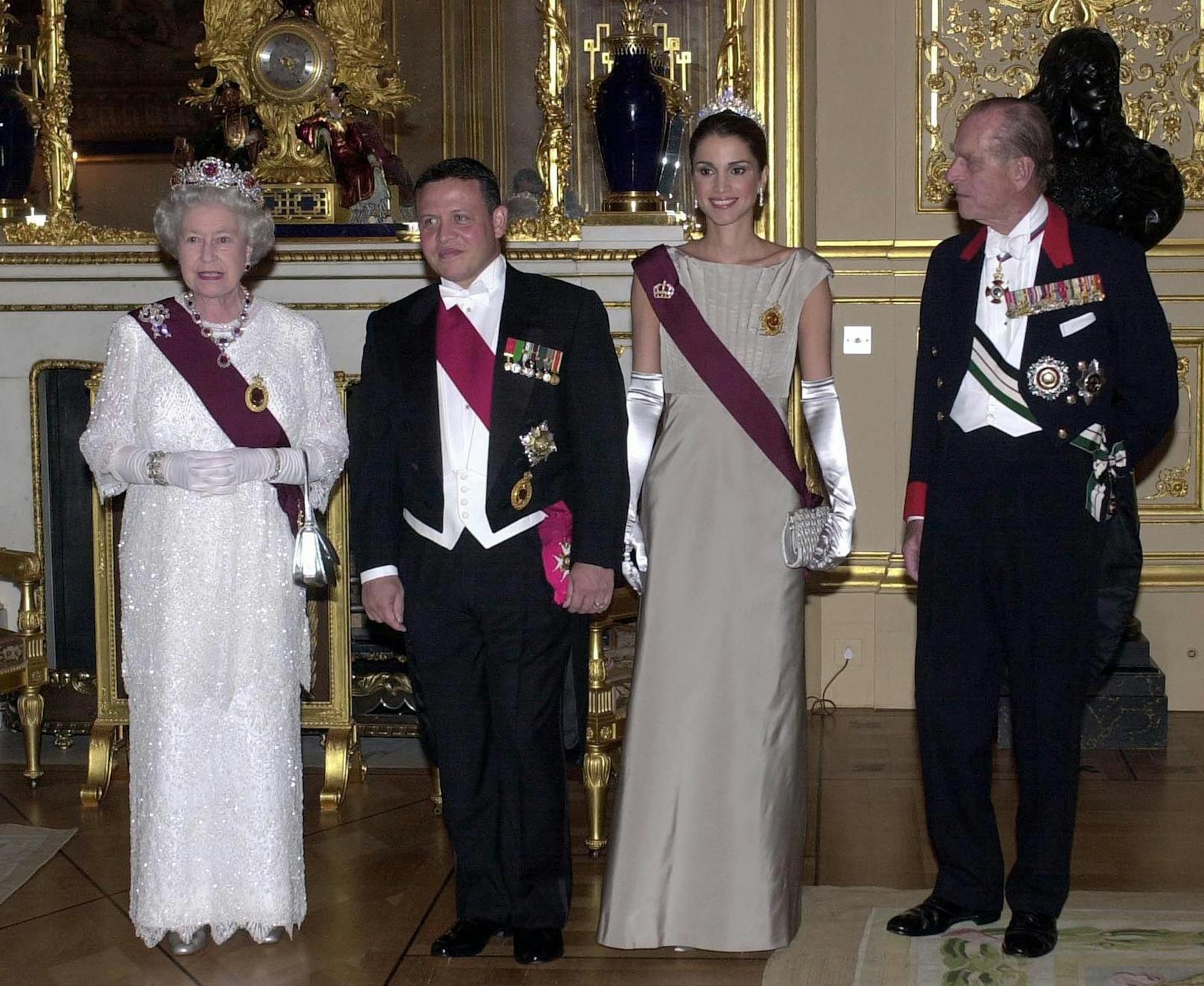 Der König und die Königin von Jordanien mit Queen&nbsp;Elizabeth II.&nbsp;und Prinz Philip bei einem offiziellen Staatsbesuch in Großbritannien 2001.