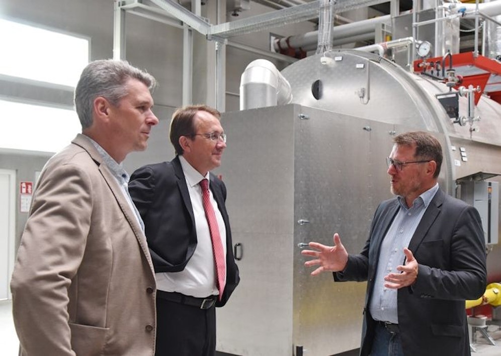Bürgermeister Matthias Stadler (M.) sowie die beiden Geschäftsführer der Fernwärme St. Pölten GmbH Franz Gruber und Anton Waxenegger im Fernheizwerk am Mühlweg beim Gespräch zur möglichen Preisreduktion ab Juli.