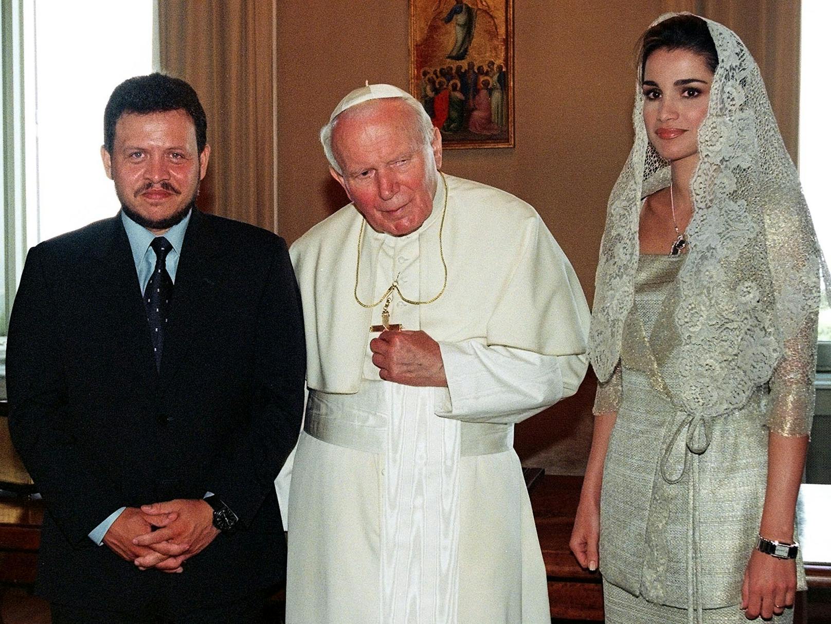 Ein halbes Jahr nach der Krönung folgte ein Treffen mit Papst Johannes Paul II. in Castelgandolfo, der päpstlichen Sommerresidenz außerhalb von Rom.