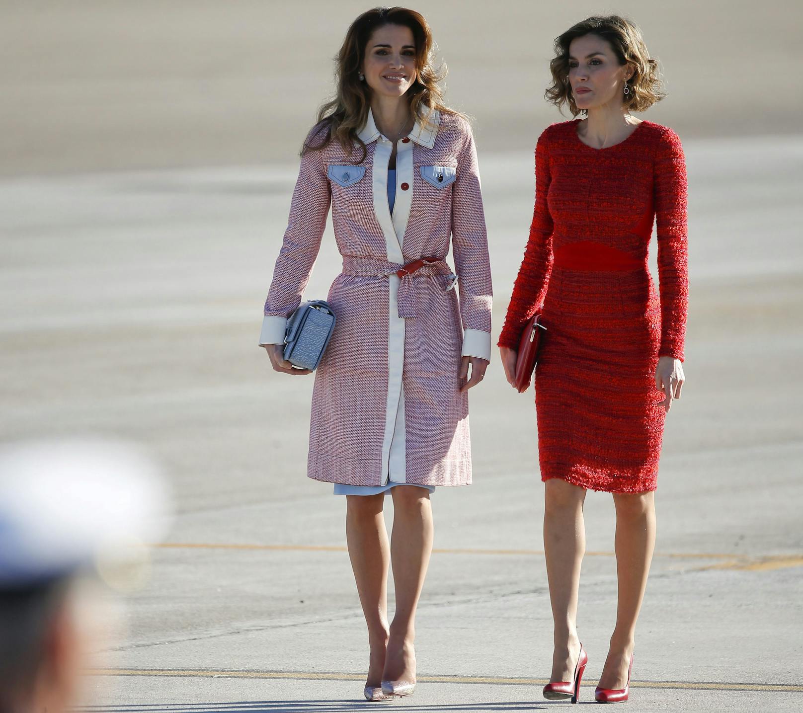 Bei der Ankunft in Madrid trug&nbsp;Jordaniens Königin einen schicken rot-weiß gewebten Wickelmantel.&nbsp;Hier mit Königin Letizia von Spanien.