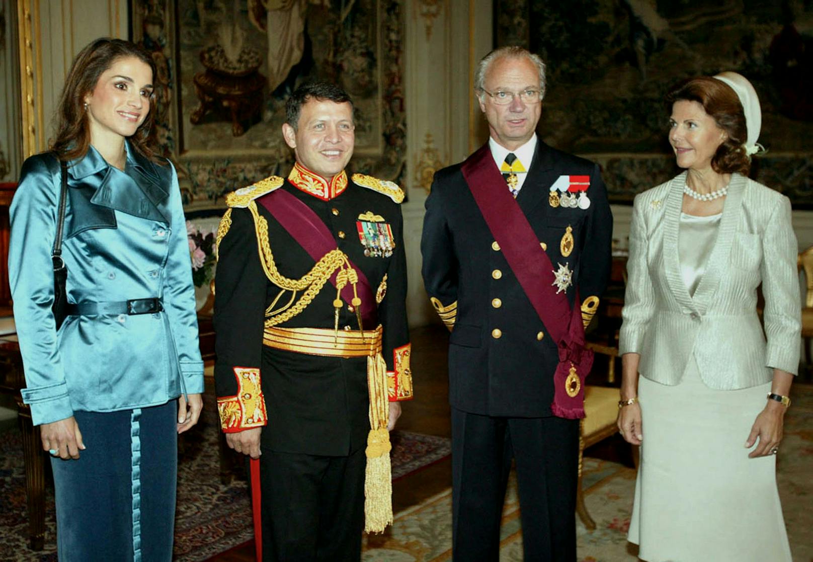 Der König und die Königin von Jordanien bei einem dreitägigen Staatsbesuch in Stockholm 2003. Hier mit König Carl Gustaf und Königin Silvia von Schweden.