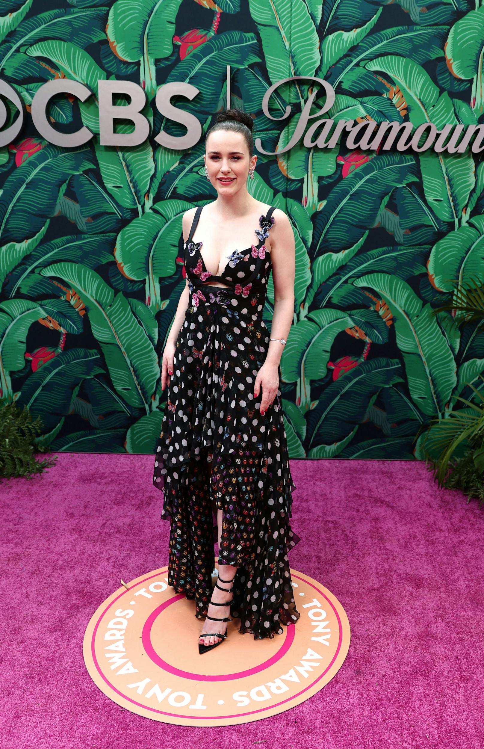 Rachel Brosnahan in einer wilden Versace-Kreation.