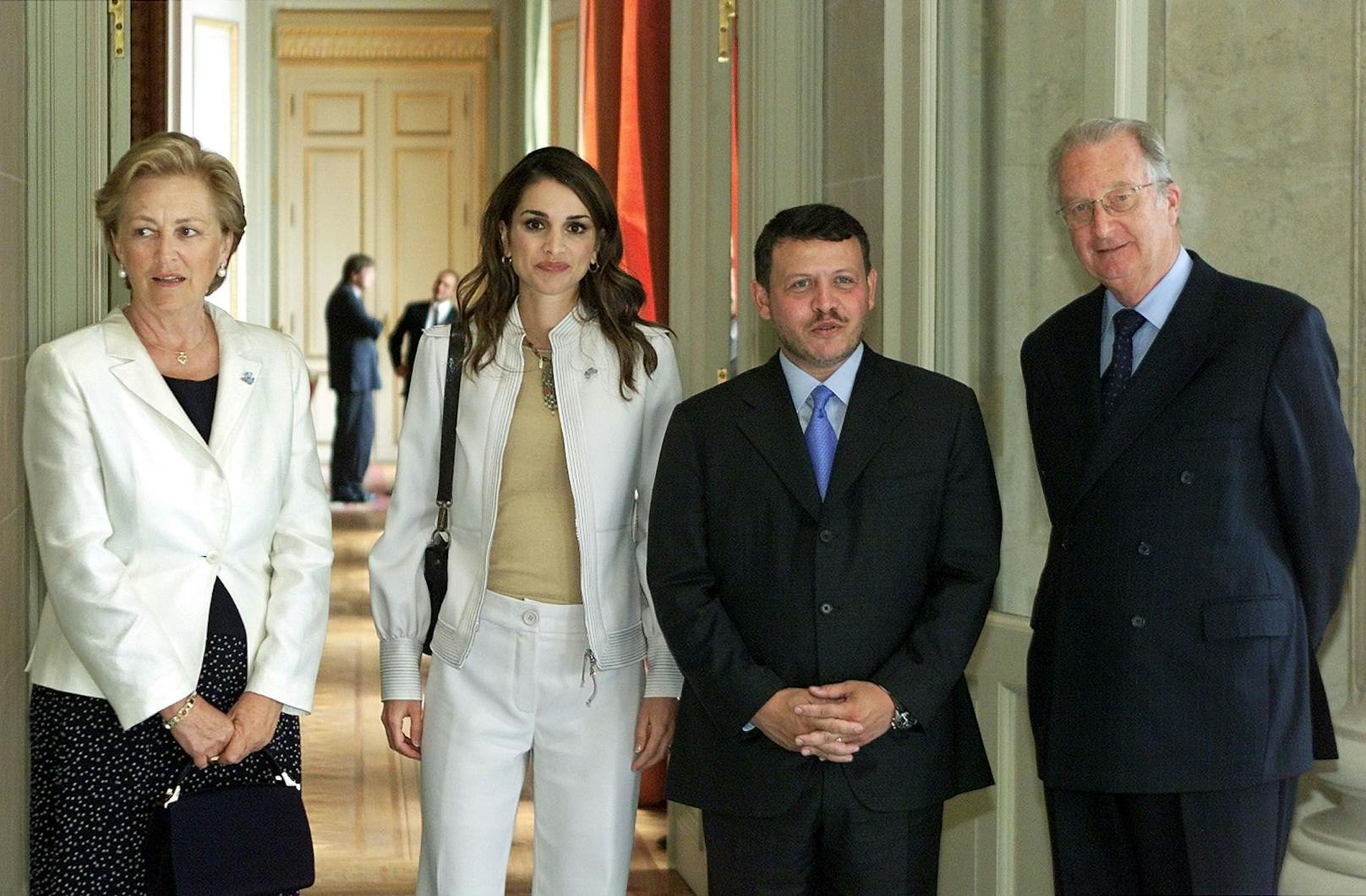 Über die Jahre zeigte sich die Königin gerne in Hosenanzügen und mit offenen Haaren. Hier bei einem Besuch im Königlichen Palast von Laeken in Brüssel  2002 mit der&nbsp;belgischen Königin Paola und dem belgischen König Albert II.