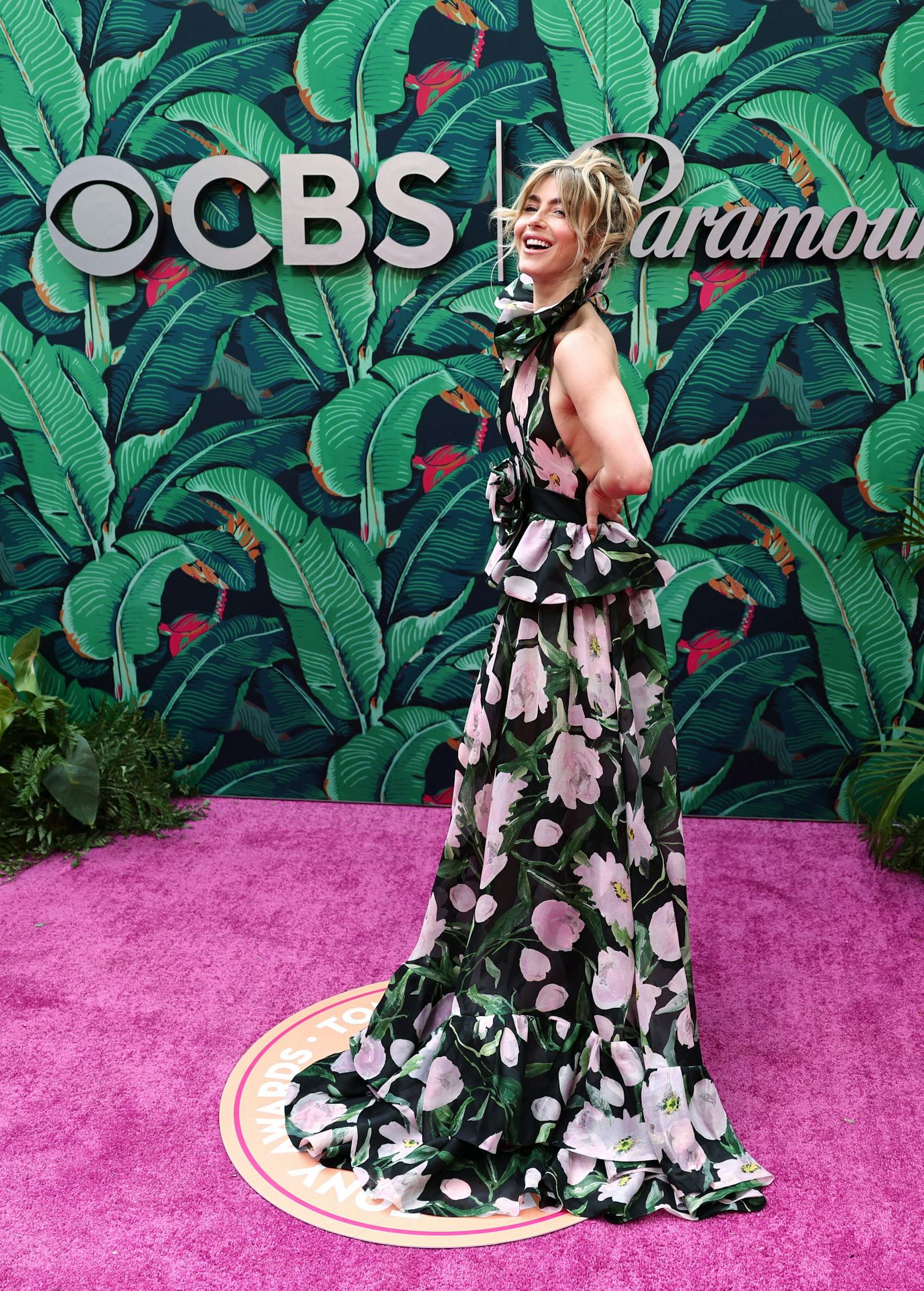 Julianne Hough in Blumen von Carolina Herrera.