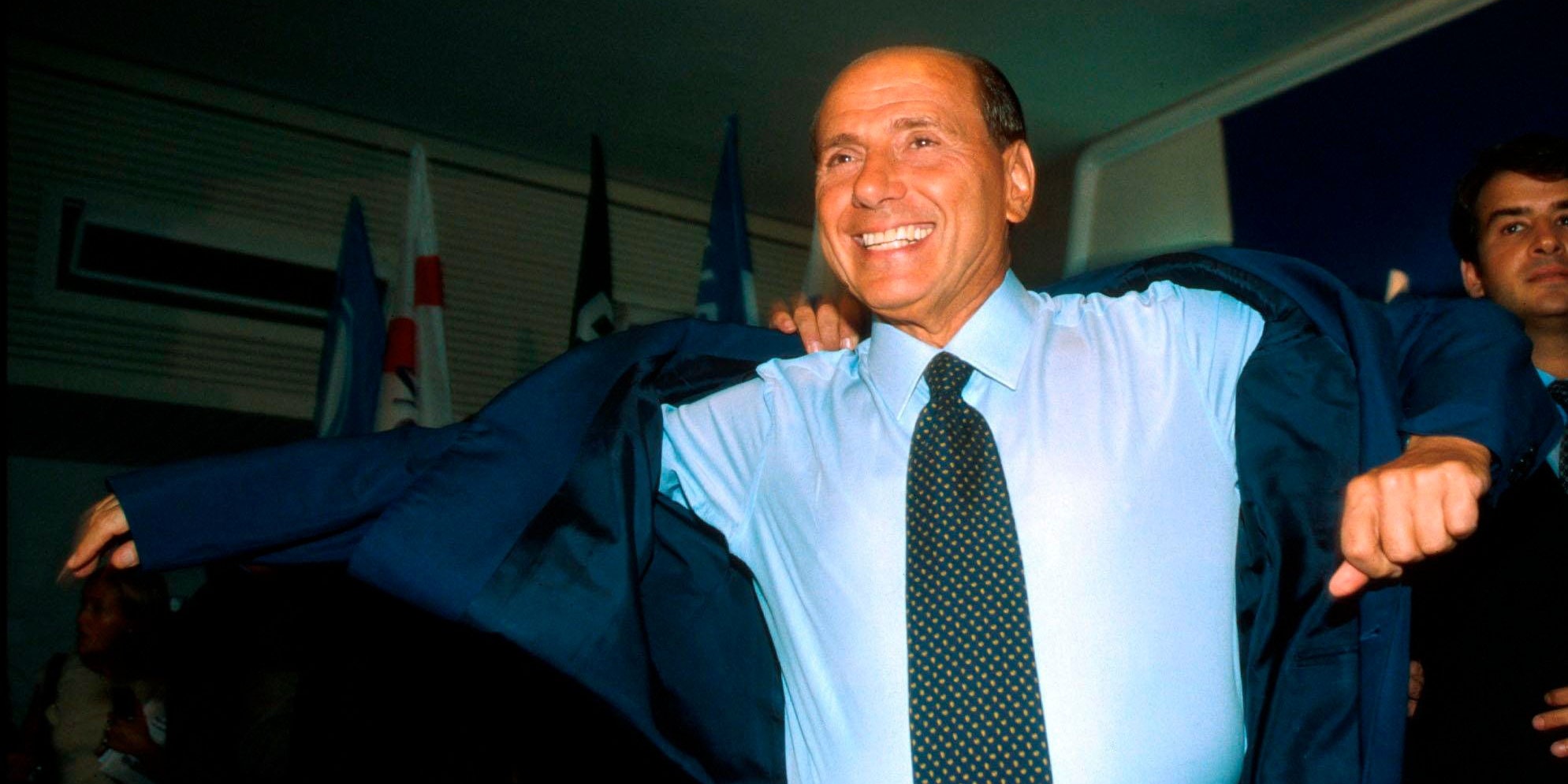 Download von www.picturedesk.com am 12.06.2023 (10:37).  14.09.2000, Bari, ITA, Berlusconi wieder ins Krankenhaus eingeliefert, im Bild Silvio Berlusconi // Silvio Berlusconi during Berlusconi hospitalized again at the San Raffaele Hospital in Milan. Bari, Italy on 2000/09/14. EXPA Pictures © 2023, PhotoCredit: EXPA/ laPresse/ Marco Merlini *****ATTENTION - for AUT, SUI, CRO, SLO only***** - 20230609_PD8105 - Rechteinfo: Rights Managed (RM)