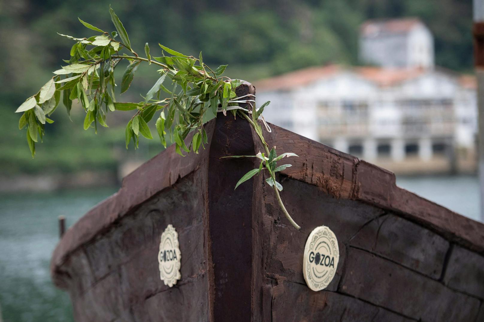 Gespannte Zuschauer säumten den Hafen von Pasaia in Gipuzkoa (Spanien) um ein Spektakel zu erleben. Ein Boot – fast gänzlich aus Schokolade gefertigt – wurde zu seiner Jungfernfahrt zu Wasser gelassen.&nbsp;