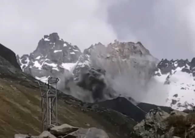 Ein Video zeigt den massiven Felssturz in Tirol.