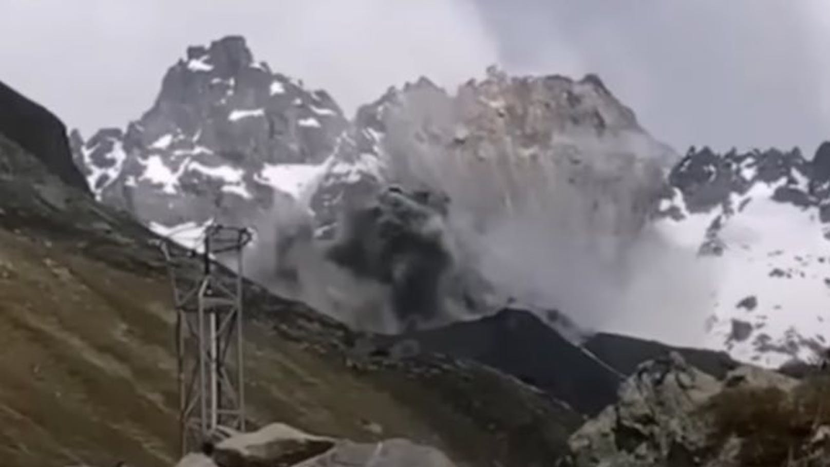 Ein Video zeigt den massiven Felssturz in Tirol.