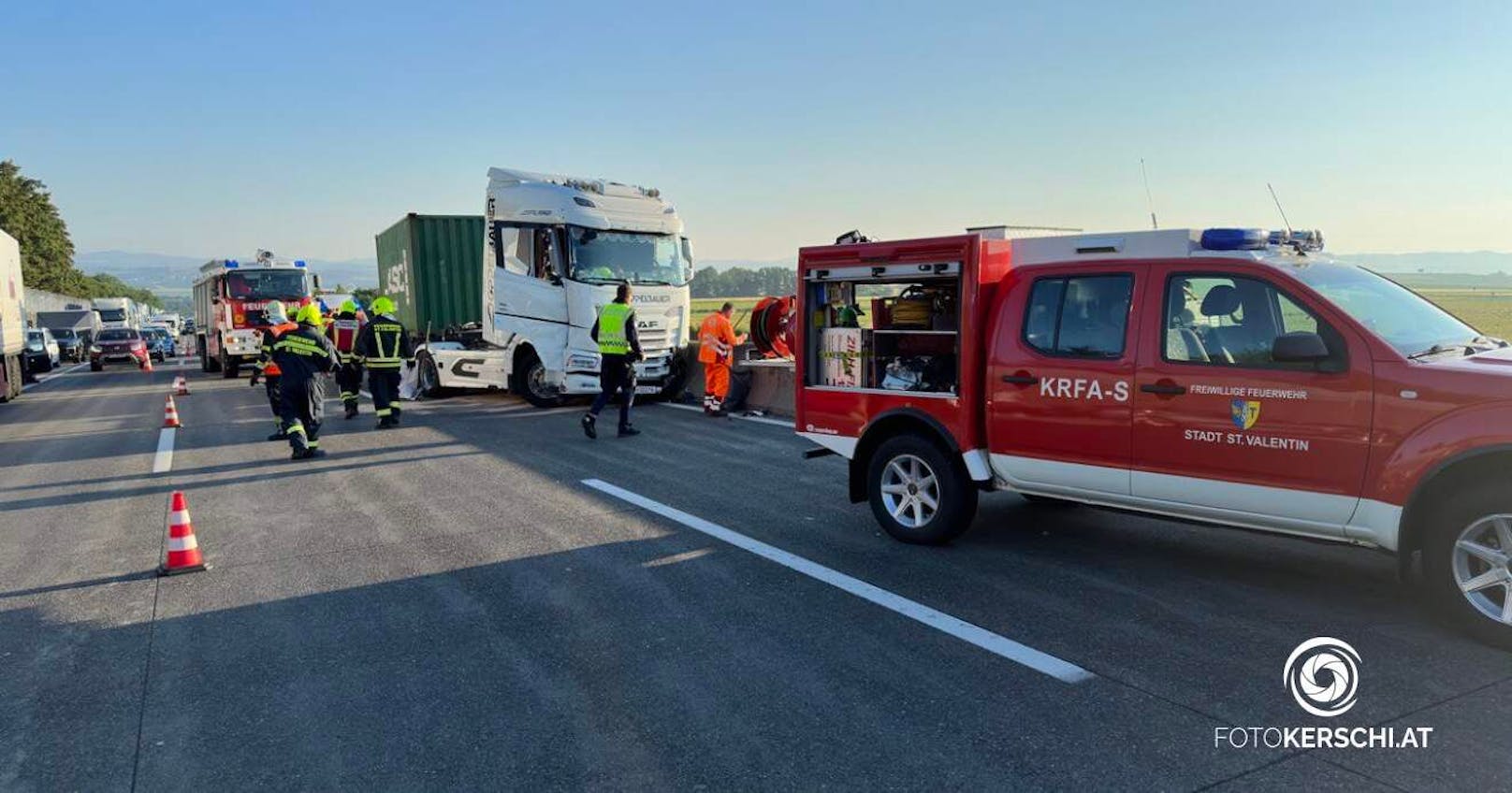 Auf der Westautobahn ist es am Montag zwischen St. Valentin und Haag in den Morgenstunden zu einem Verkehrsunfall zwischen zwei Lkws gekommen.