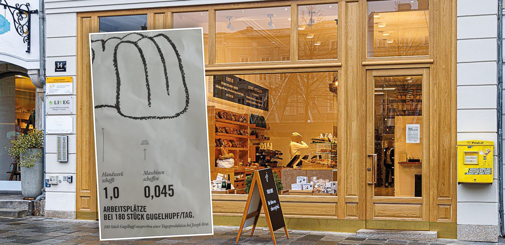 Auf den Einkaufssackerln vergleicht Joseph Brot manuelle mit industrieller Arbeit. Im Hintergrund die Linzer Filiale am Hauptplatz.