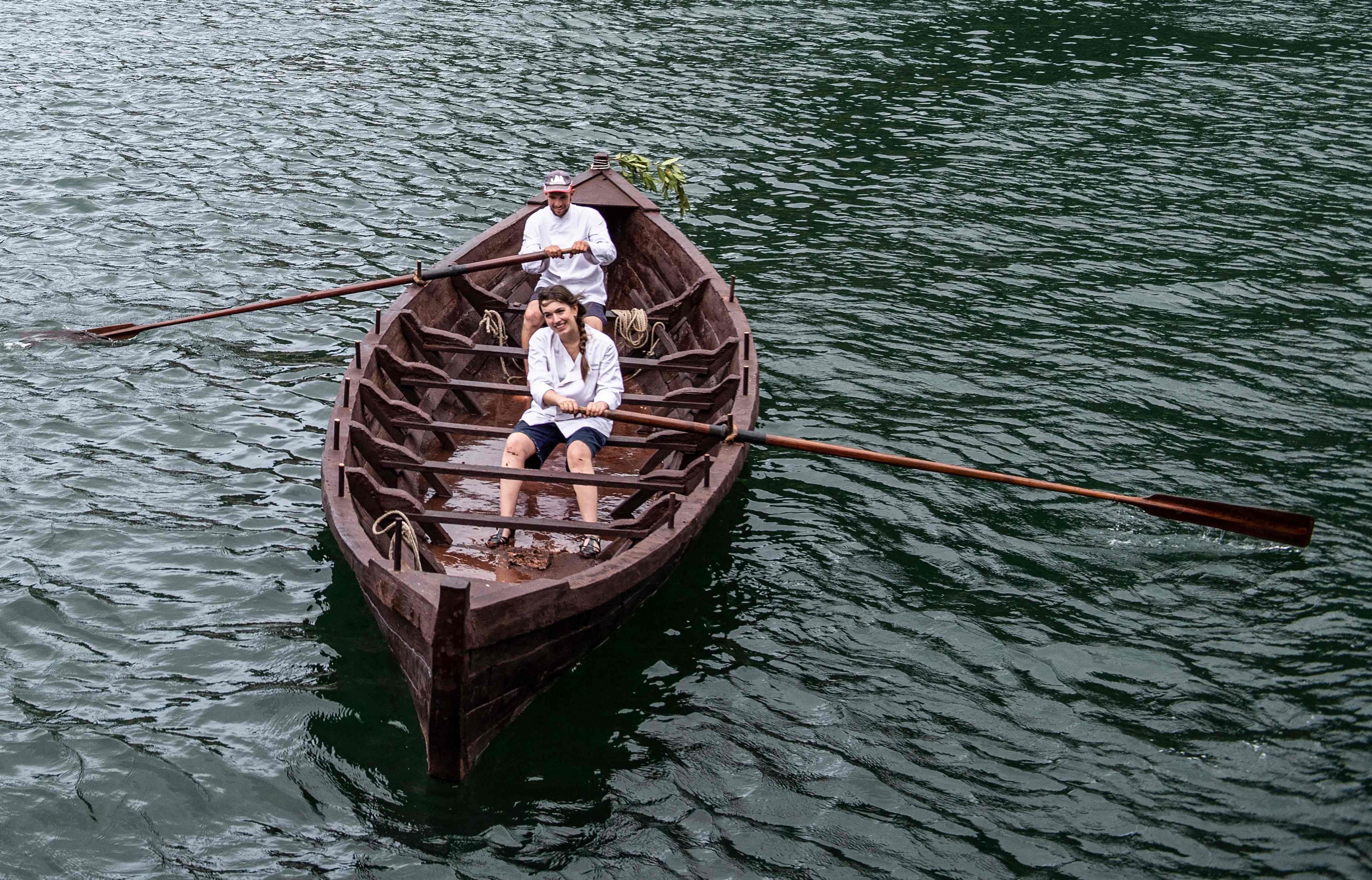 Download von www.picturedesk.com am 12.06.2023 (10:59).  Two members of the Basque Artisan Confectioners association, GOZOA, row a life-size chocolate replica of a 16th century Basque whaling shallop, in the Spanish Basque town of Pasaia on June 1, 2023. The confectioners from GOZOA and the carpenters from the Albaola Shipyard-Museum who have made the 8 meter long chocolate whaleboat, worked for 45 days and needed 1,500 kilograms of chocolate. (Photo by ANDER GILLENEA / AFP) - 20230601_PD12177 - Rechteinfo: Rights Managed (RM) Nur für redaktionelle Nutzung! Werbliche Nutzung erfordert Freigabe: bitte schicken Sie uns eine Anfrage.