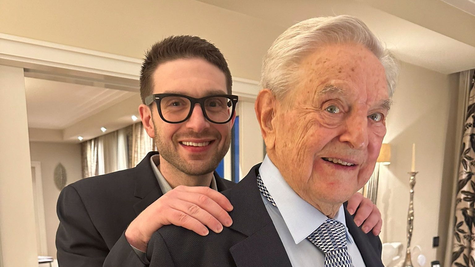 Der 92-jährige George Soros hat die Kontrolle über seine Stiftungen an Sohn Alexander abgetreten. 