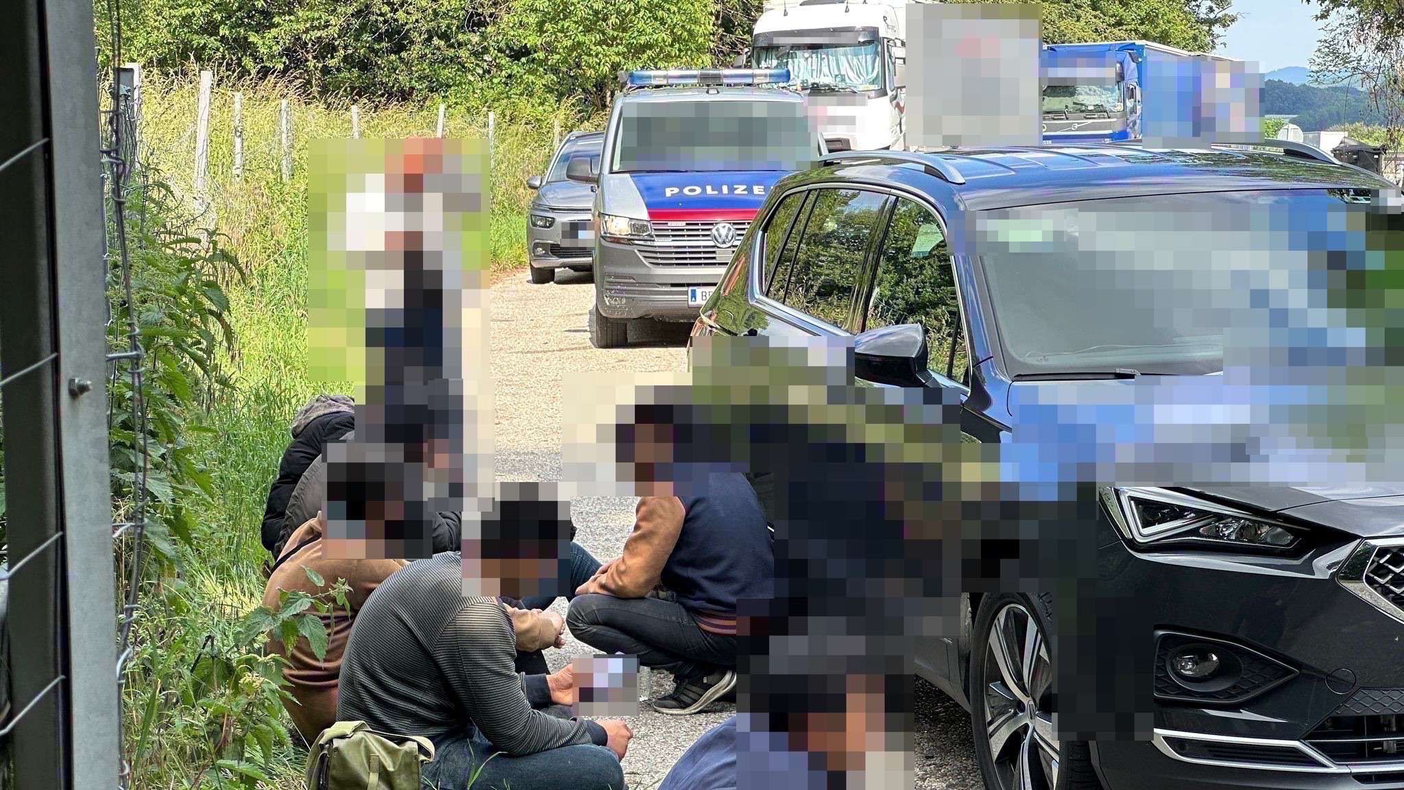Schlepper mit 53 Flüchtlingen auf A1 gestoppt