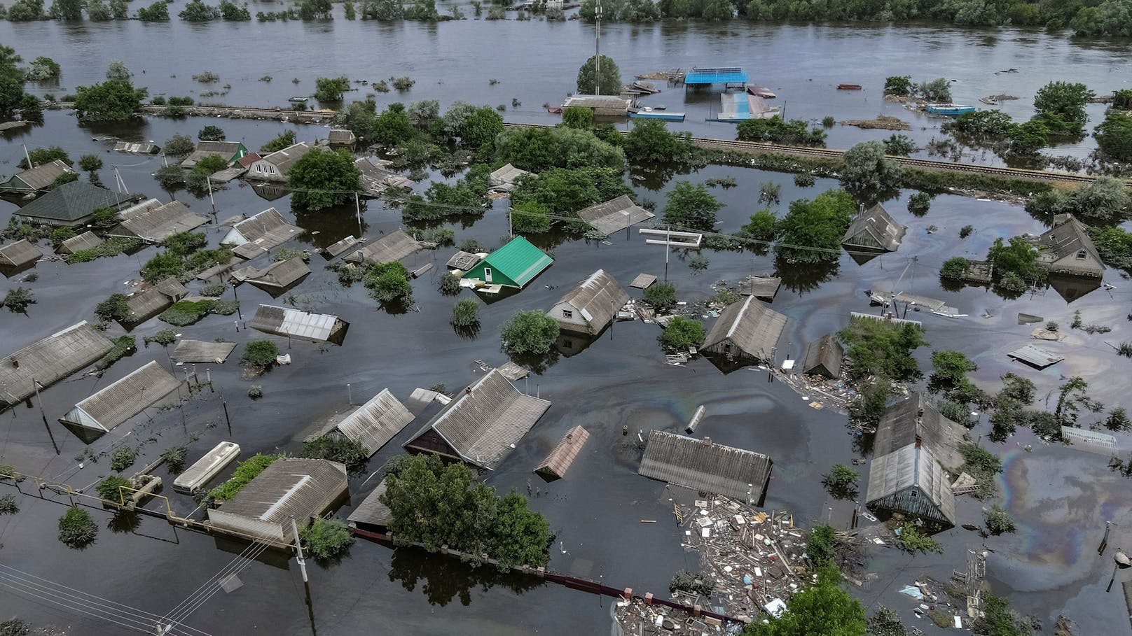 Unzählige Städte und Dörfer sind nach dem Dammbruch überschwemmt.