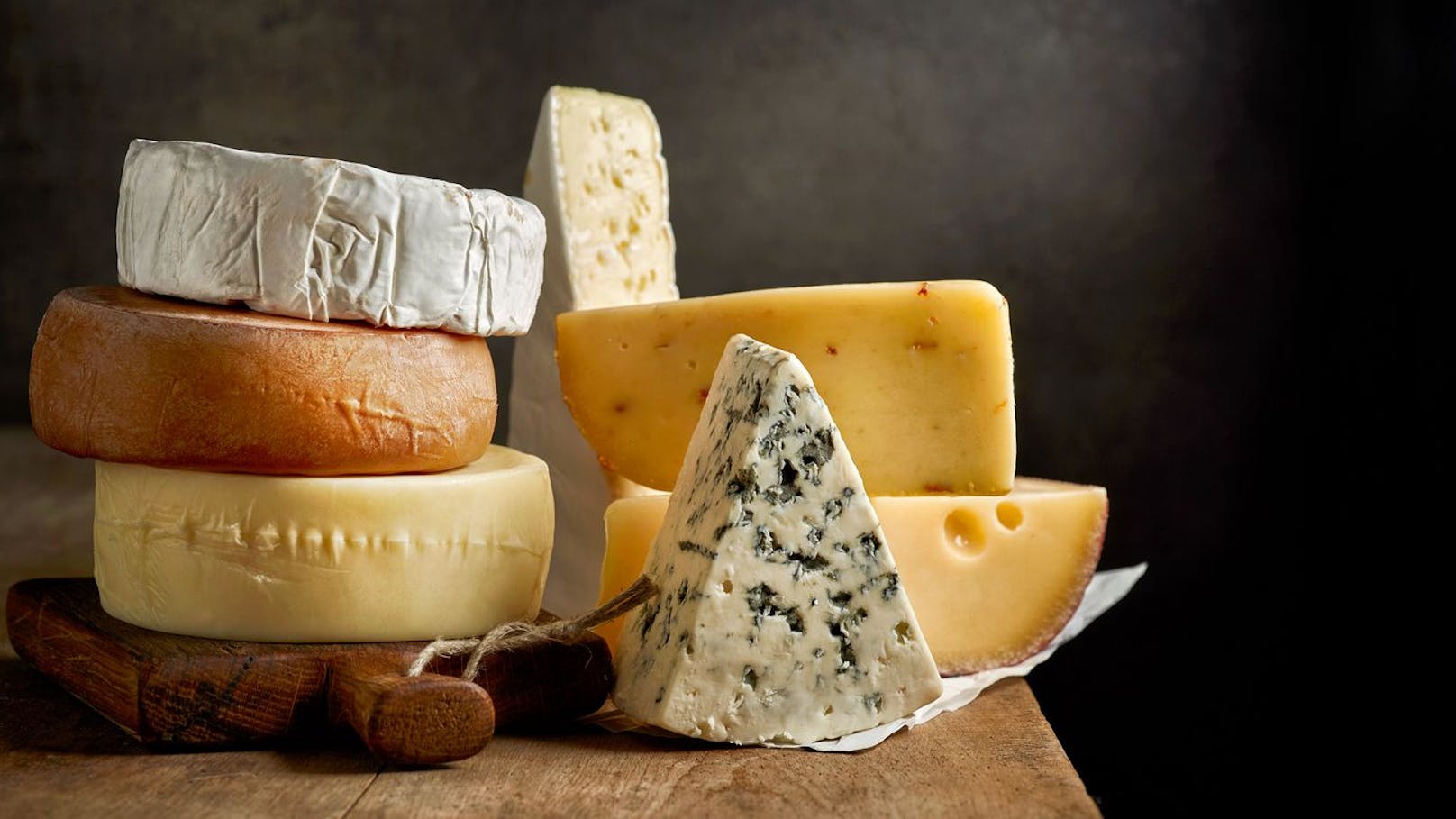 <strong>Käse:</strong> Starker oder gereifter Käse sowie Fleischkonserven wie Speck, Schinken und Peperoni enthalten von Natur aus hohe Mengen der Aminosäure Tyramin, die uns wach macht. Tyramin bewirkt, dass die Nebenniere das Hormon "Kampf oder Flucht" ausschüttet, das die Wachsamkeit für einige Stunden erhöht.