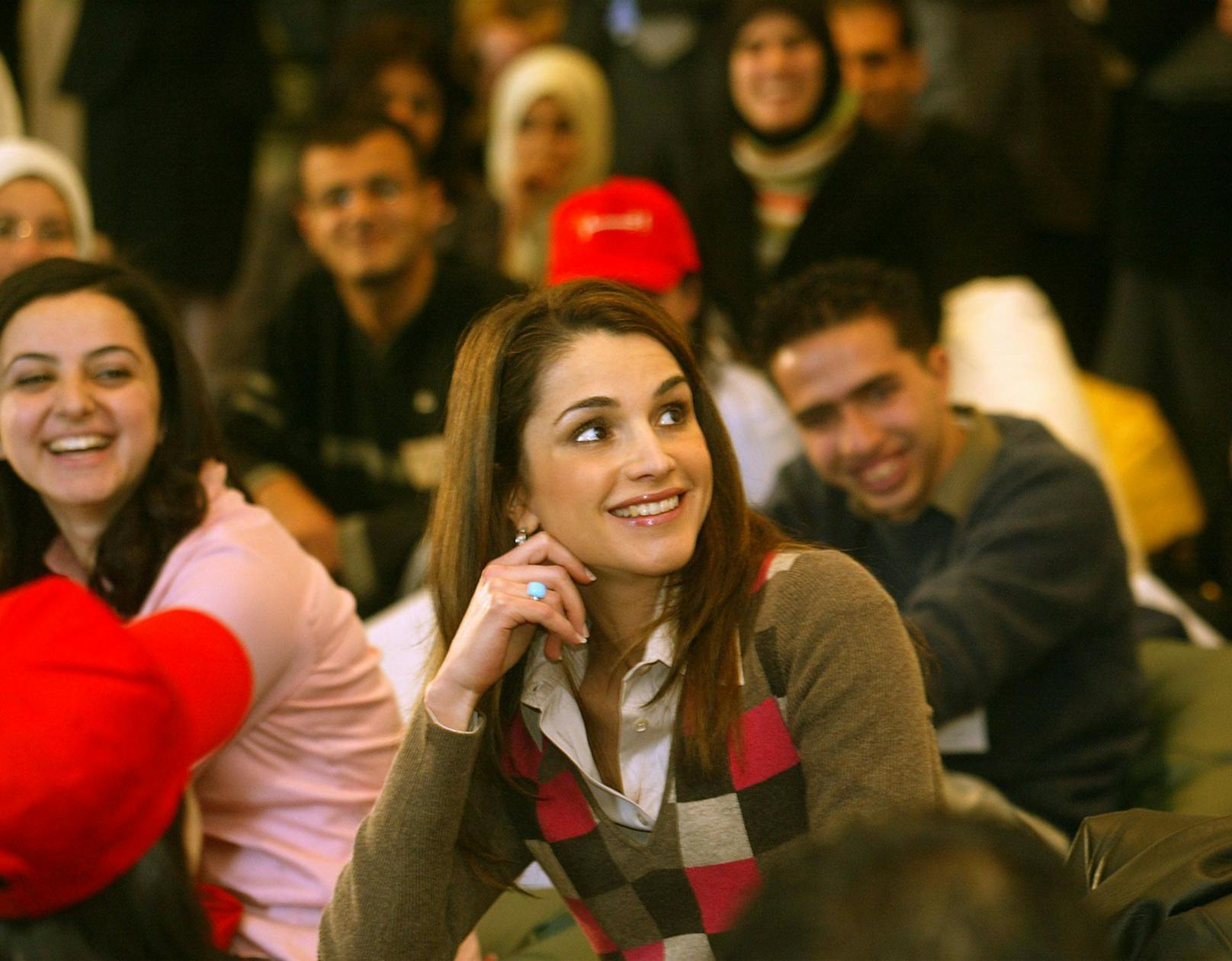 Die jordanische Königin in einem einfachen Pullover und einer Bluse bei einer Diskussion mit Studenten beim Jugend-Workshop der Entrepreneurship Jordan Conference am Toten Meer 2004.