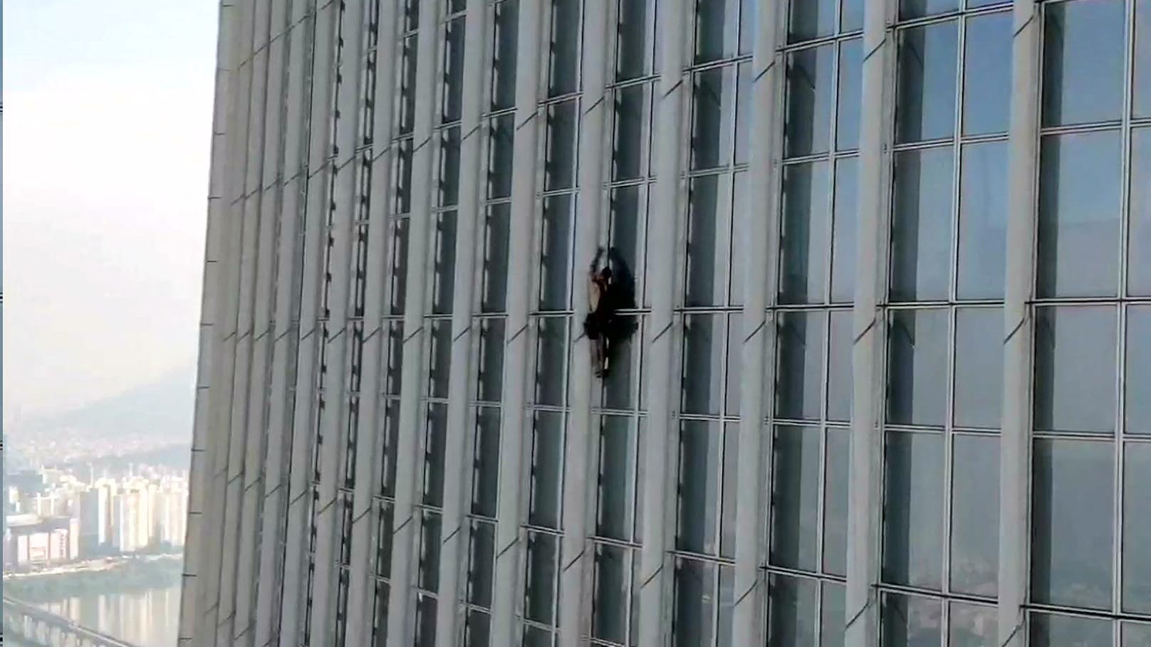 Der Brite wurde auf Höhe des 73. Stockwerks des Lotte World Towers in Seoul (Südkorea) festgenommen.