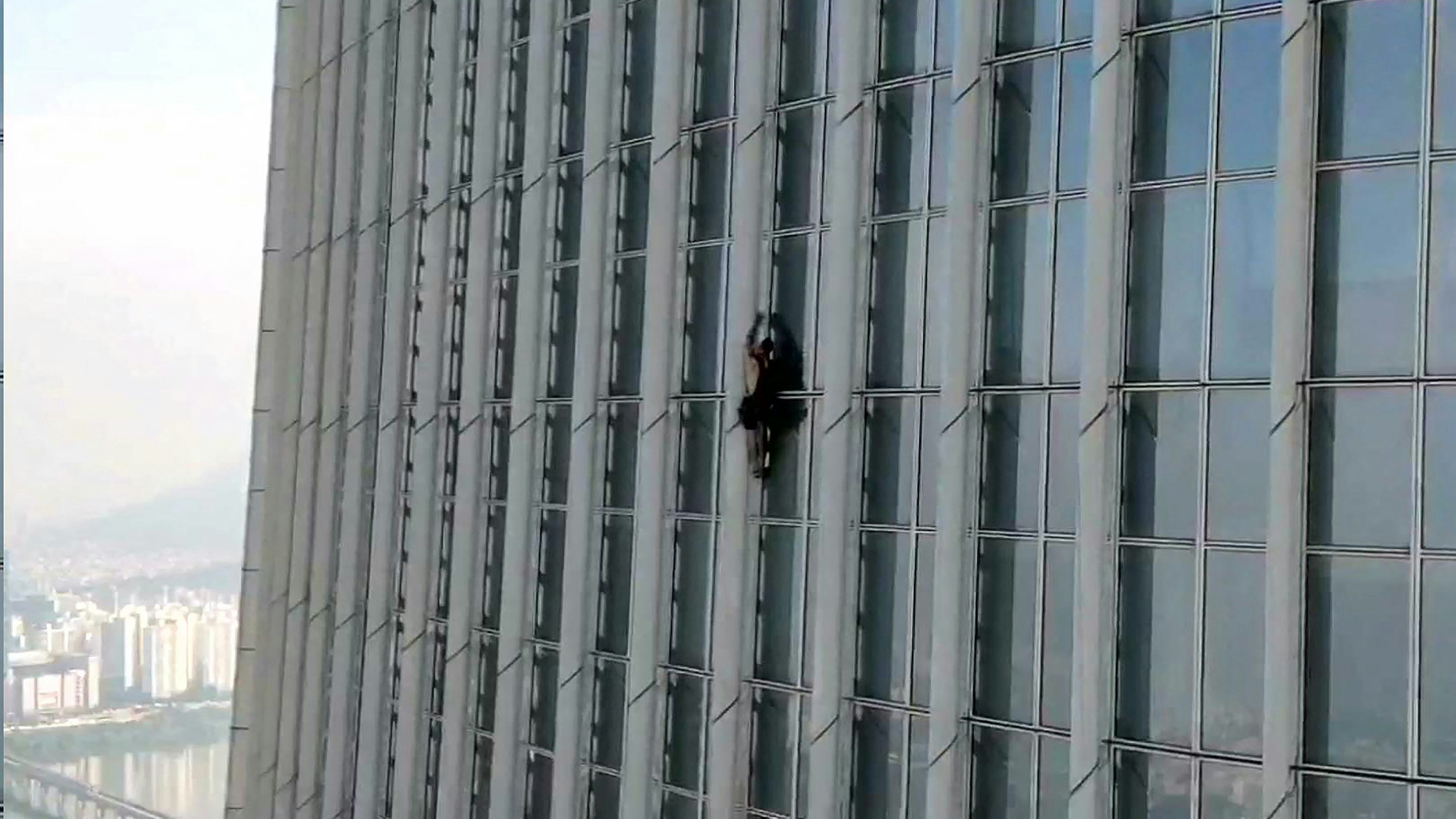 Download von www.picturedesk.com am 12.06.2023 (15:17).  *** SERVICEBILD *** This handout photo taken on June 12, 2023 and provided by the Seoul Metropolitan Fire and Disaster Management Headquarters shows a man, identified by authorities as British, climbing the exterior of the 123-story Lotte World Tower in Seoul. Seoul authorities on June 12 arrested a British man after he climbed South Korea's tallest skyscrapper and reached its 73rd floor without any equipment, authorities told AFP. (Photo by Handout / Seoul Metropolitan Fire and Disaster Management Headquarters / AFP) / RESTRICTED TO EDITORIAL USE - MANDATORY CREDIT "AFP PHOTO / Seoul Metropolitan Fire and Disaster Management Headquarters" - NO MARKETING NO ADVERTISING CAMPAIGNS - DISTRIBUTED AS A SERVICE TO CLIENTS - 20230612_PD1191 - Rechteinfo: Servicebild (SB) Bei diesem Bild ist PictureDesk ausschließlich technischer Dienstleister und stellt eine technische Bearbeitungsgebühr in Rechnung. PictureDesk ist weder Urheber noch Rechteinhaber. Die Nutzung liegt in alleiniger Verantwortung des Kunden. Nur für redaktionelle Nutzung! Werbliche Nutzung erfordert Freigabe: bitte schicken Sie uns eine Anfrage.