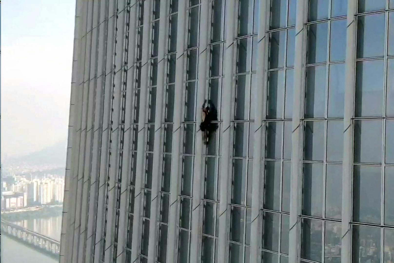 Brite klettert Hochhaus hoch, wird im 73. Stock verhaftet
