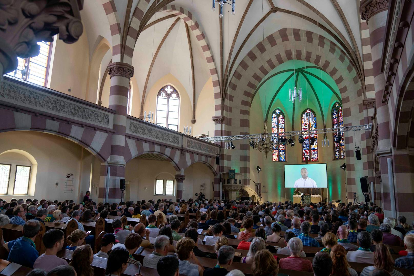 300 Gläubige lauschten den Avataren beim KI-Gottesdienst in der Pauluskirche.