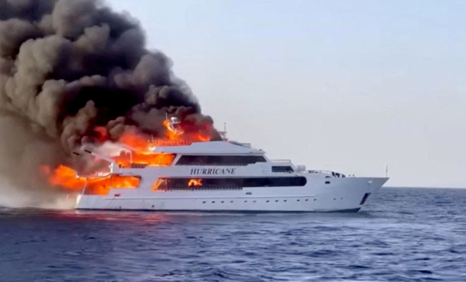 Das Boot "Hurricane" brannte am Sonntag vor der ägyptischen Küste völlig aus.