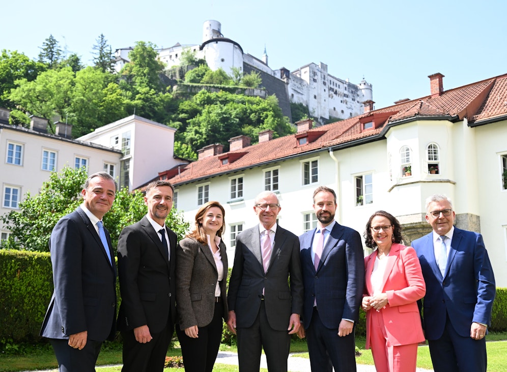 Die neue Landesregierung: Christian Pewny (FPÖ), Martin Zauner (FPÖ), Marlene Svazek (FPÖ), Wilfried Haslauer (ÖVP), Stefan Schnöll (ÖVP), Daniela Gutschi (ÖVP) und Josef Schwaiger (ÖVP).