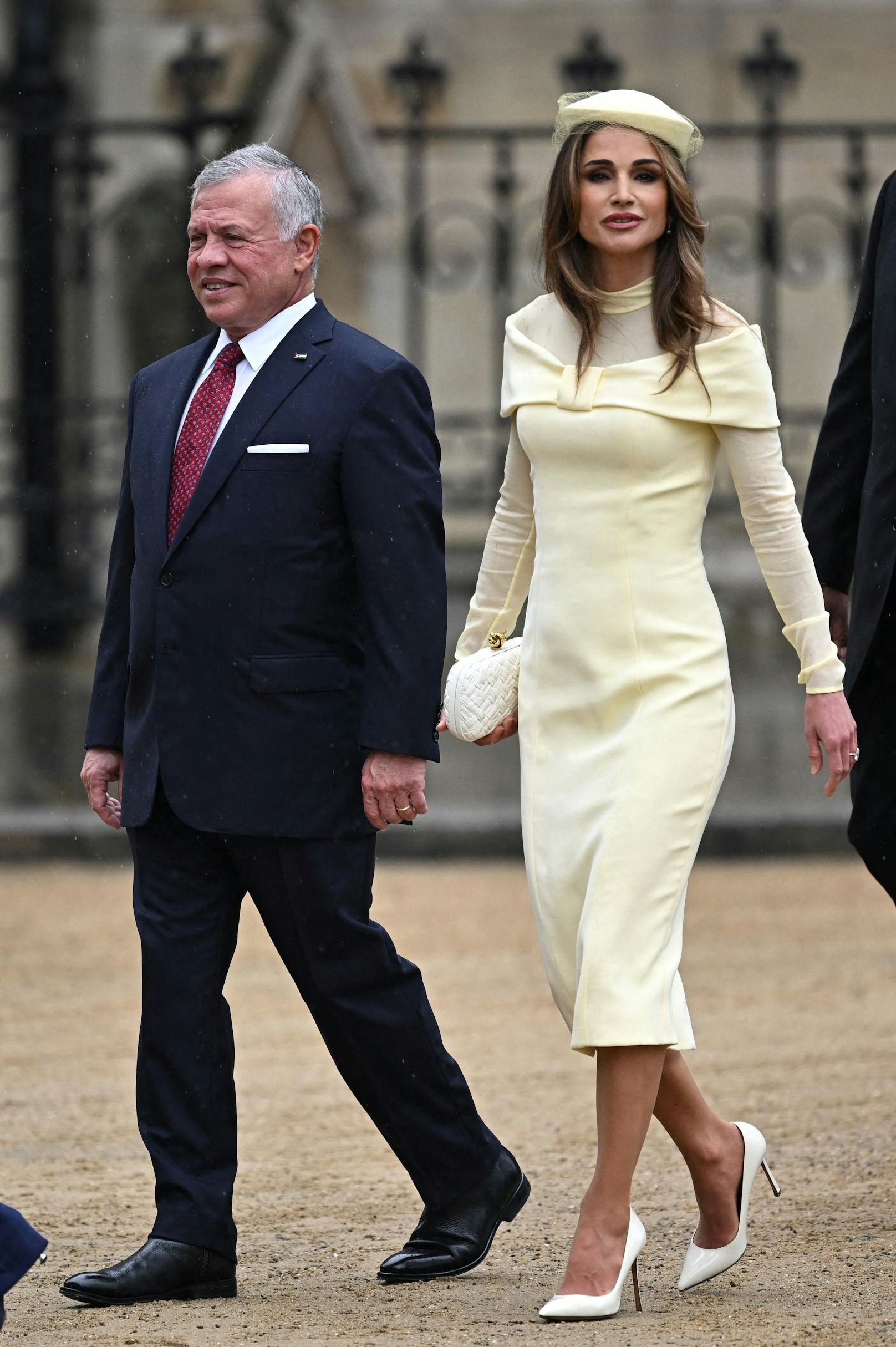 Zur Krönung von König Charles trug Rania ein hellgelbes Midikleid und einen passenden Hut. "Die Zeremonie war wunderschön und unvergesslich", sagte sie später.