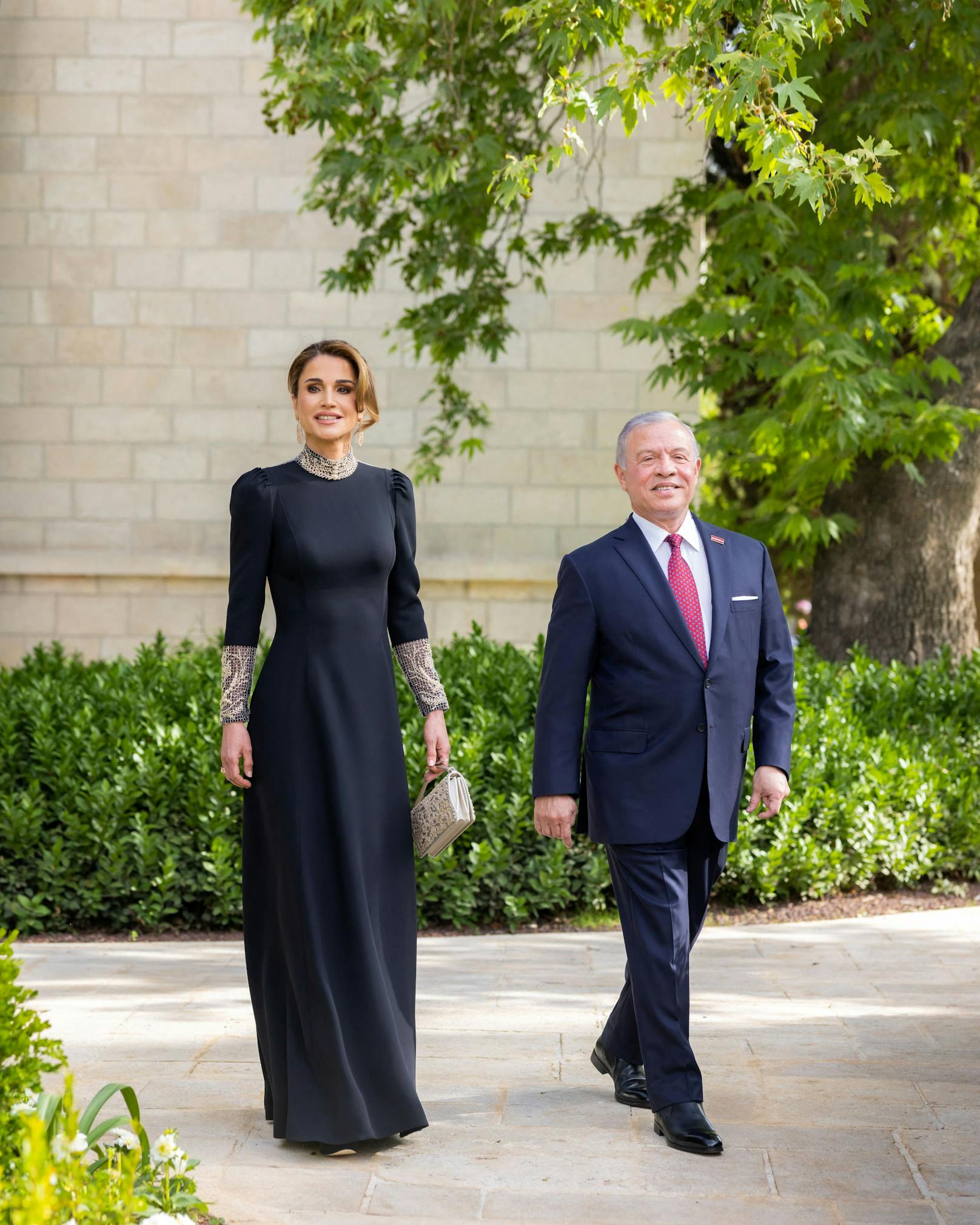 Für die Hochzeit ihres Sohnes Prinz Hussein Anfang Juni entschied sich Königin Rania für ein schwarzes Kleid mit Gold bestickten Ärmeln aus der AW22 Couture Collection von Dior.
