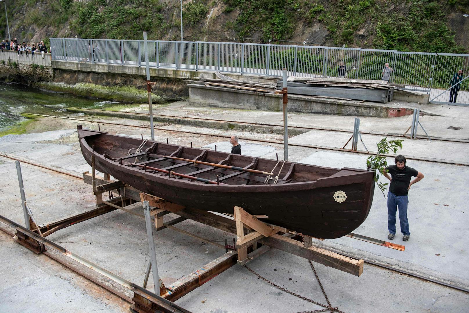 Das 8 Meter lange Boot ist einem Walfangboot aus dem 16. Jahrhundert nachempfunden, das nach einer unglücklichen Reise über den Atlantik vor der Küste Kanadas sank.