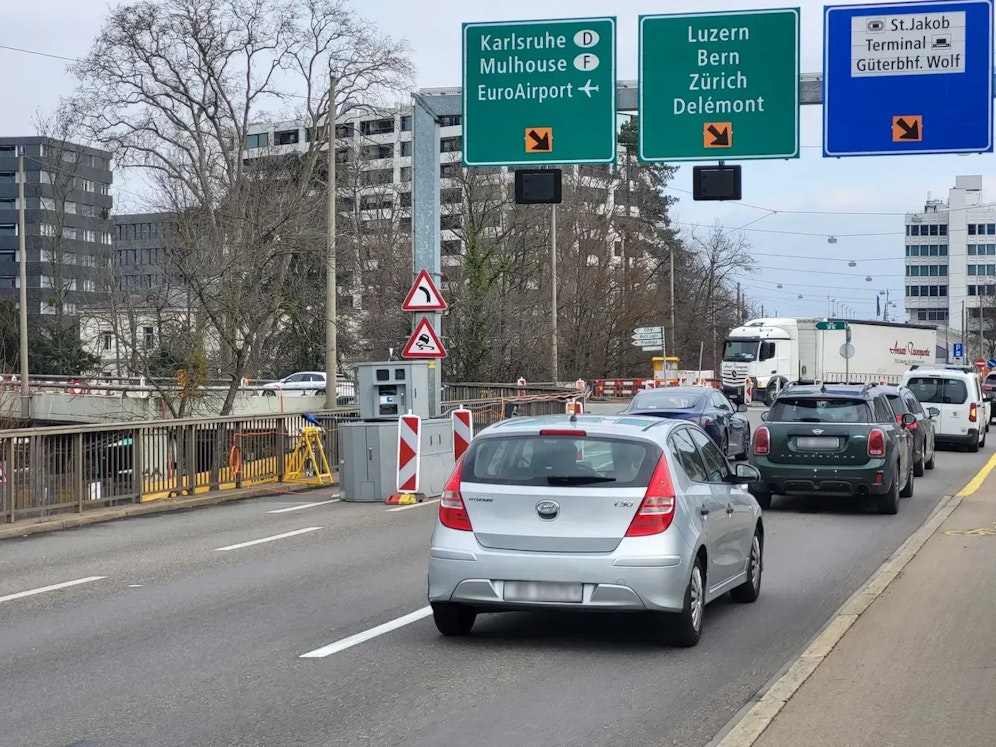 Dieser Blitzer beim Autobahnzubringer Wolf in Basel registrierte innerhalb von drei Wochen mehr als 12.000 Übertretungen. 