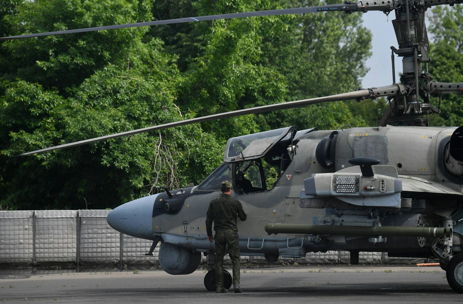 Ein russischer Soldat vor einem Ka-52 "Alligator" Kampfhubschrauber nach einem Einsatz rund um die ukrainische Stadt Bachmut, 1. Juni 2023.