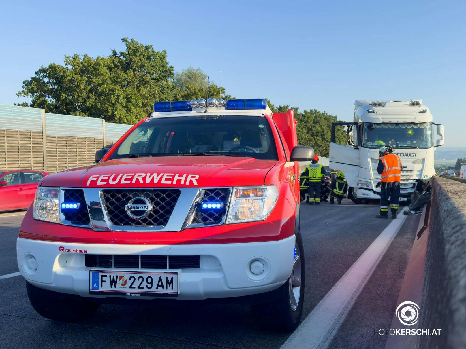 Auf der Westautobahn ist es am Montag zwischen St. Valentin und Haag in den Morgenstunden zu einem Verkehrsunfall zwischen zwei Lkws gekommen.