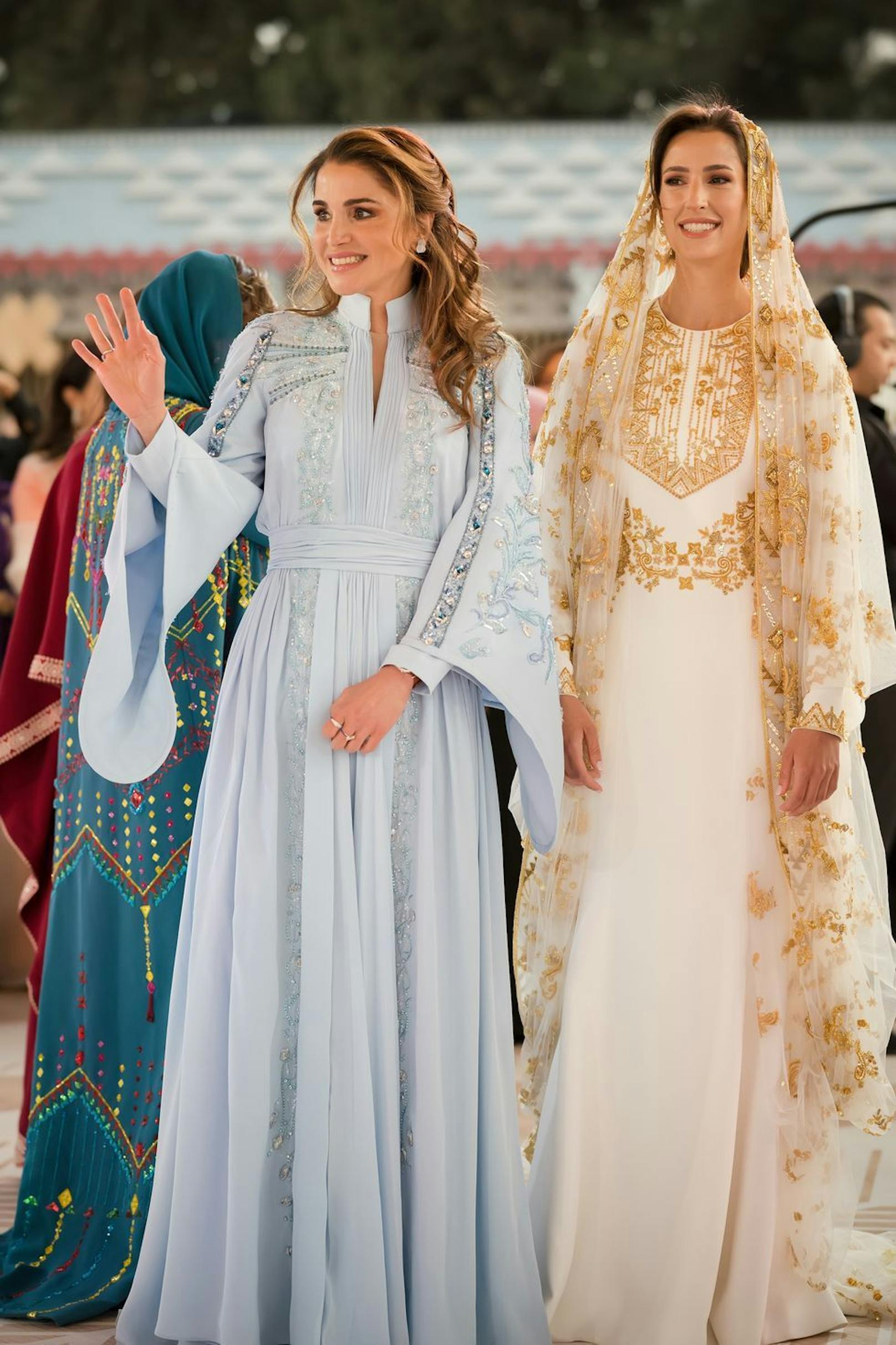 Bei der Henna-Party für ihre Schwiegertochter Rajwa Al Saif trug Königin Rania ein maßgeschneidertes Kaftankleid von Saiid Koebsiy.