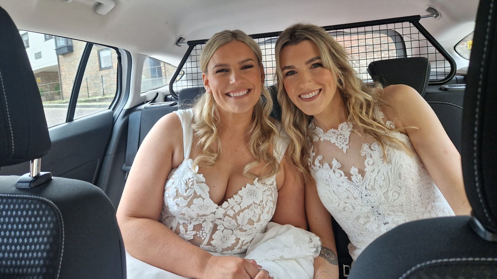 Die beiden Damen wurden in einem Streifenwagen zur Hochzeit gebracht.
