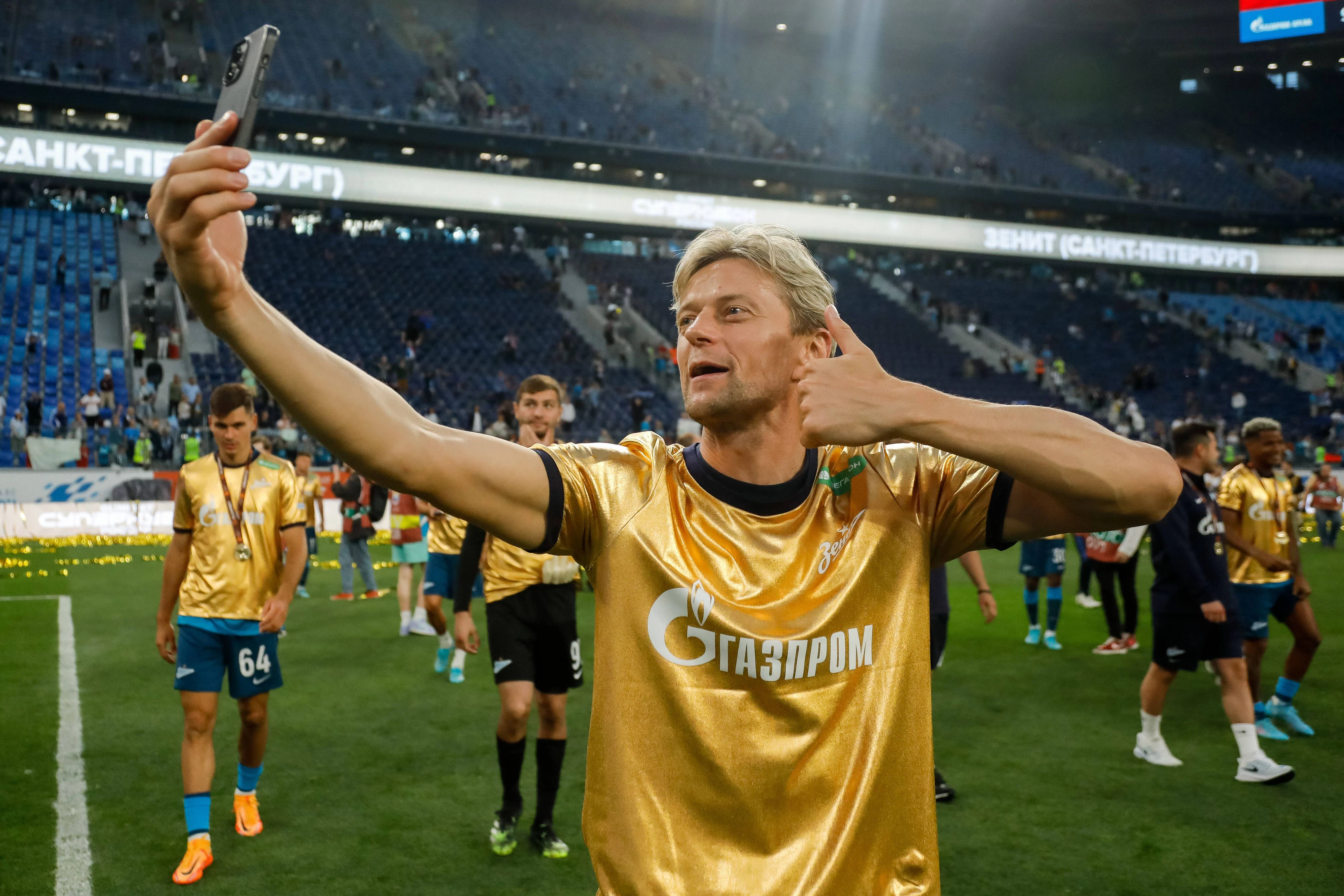 Zenit St. Petersburg V Spartak Moscow - Russian Supercup Zenit St. Petersburg assistant coach Anatoliy Tymoshchuk celebrates victory after the OLIMPBET Russian Supercup match between Zenit St. Petersburg and Spartak Moscow on July 9, 2022 at Gazprom Arena in St. Petersburg, Russia. Saint Petersburg Russia PUBLICATIONxNOTxINxFRA Copyright: xMikexKireevx originalFilename:kireev-zenitstp220709_nplrA.jpg 