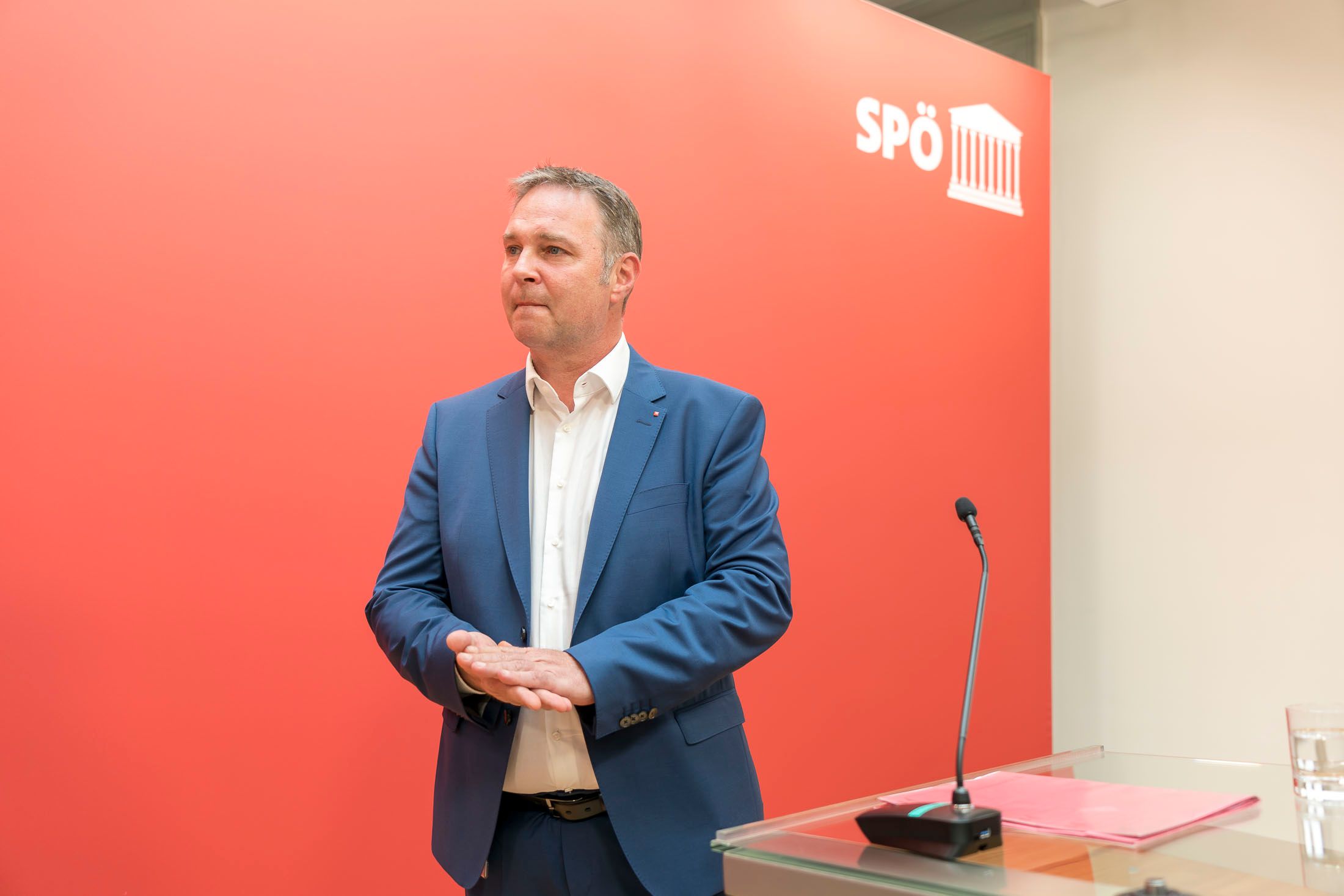 Der neue Parteivorsitzende der SPÖ, Andreas Babler, bei der Wahlannahme.