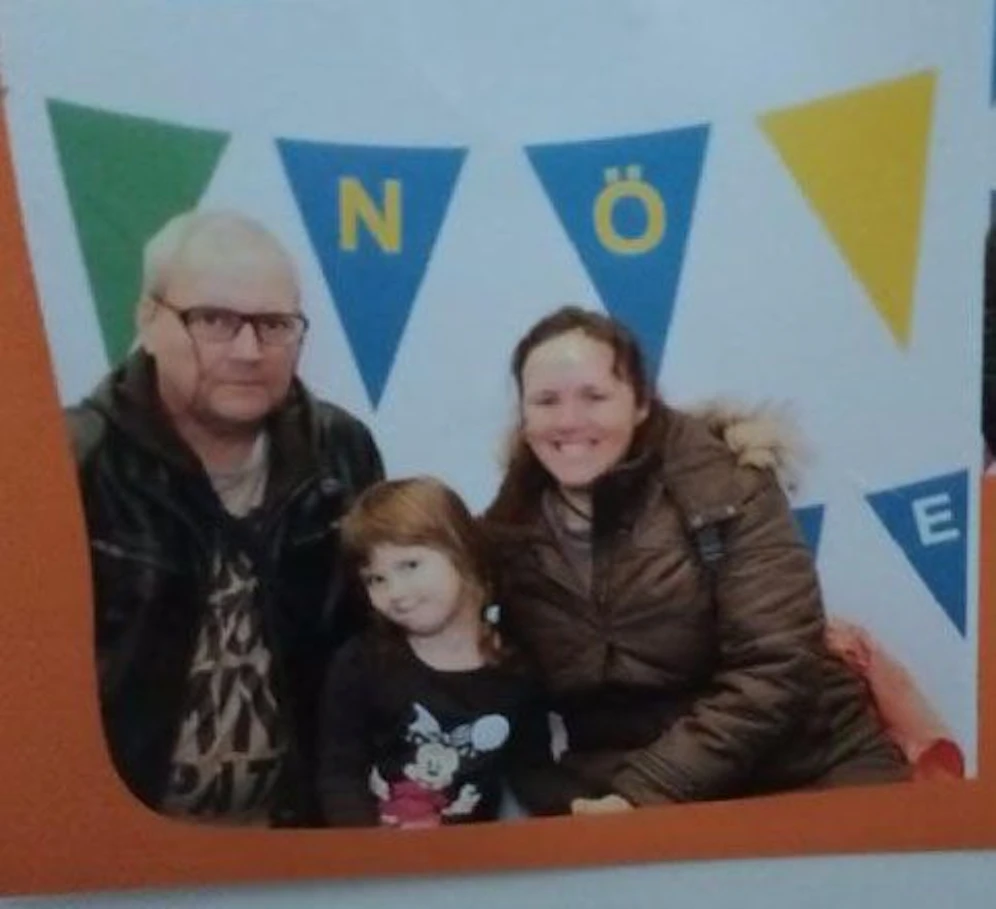 Laura (5) mit Mama (45) und Papa (57)