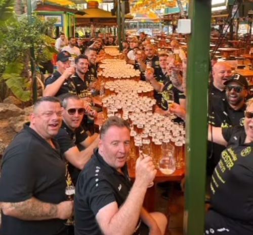 Die Kicker vom FV Bonn-Endenich 1908 mit ihren 1.000 Bier.