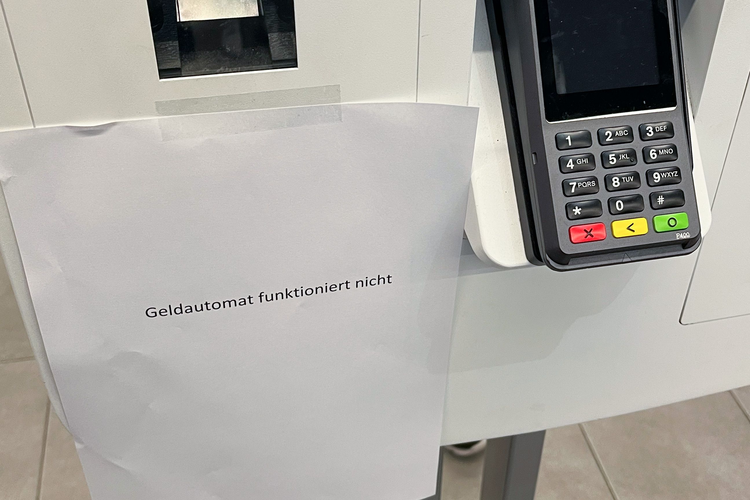 Kartenzahlung war am Montag vielerorts nicht möglich, auch bei McDonald's wurde nur Bargeld akzeptiert.
