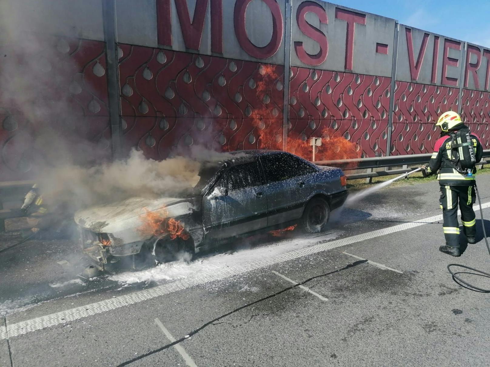 Auto ging auf der A1 in Flammen auf