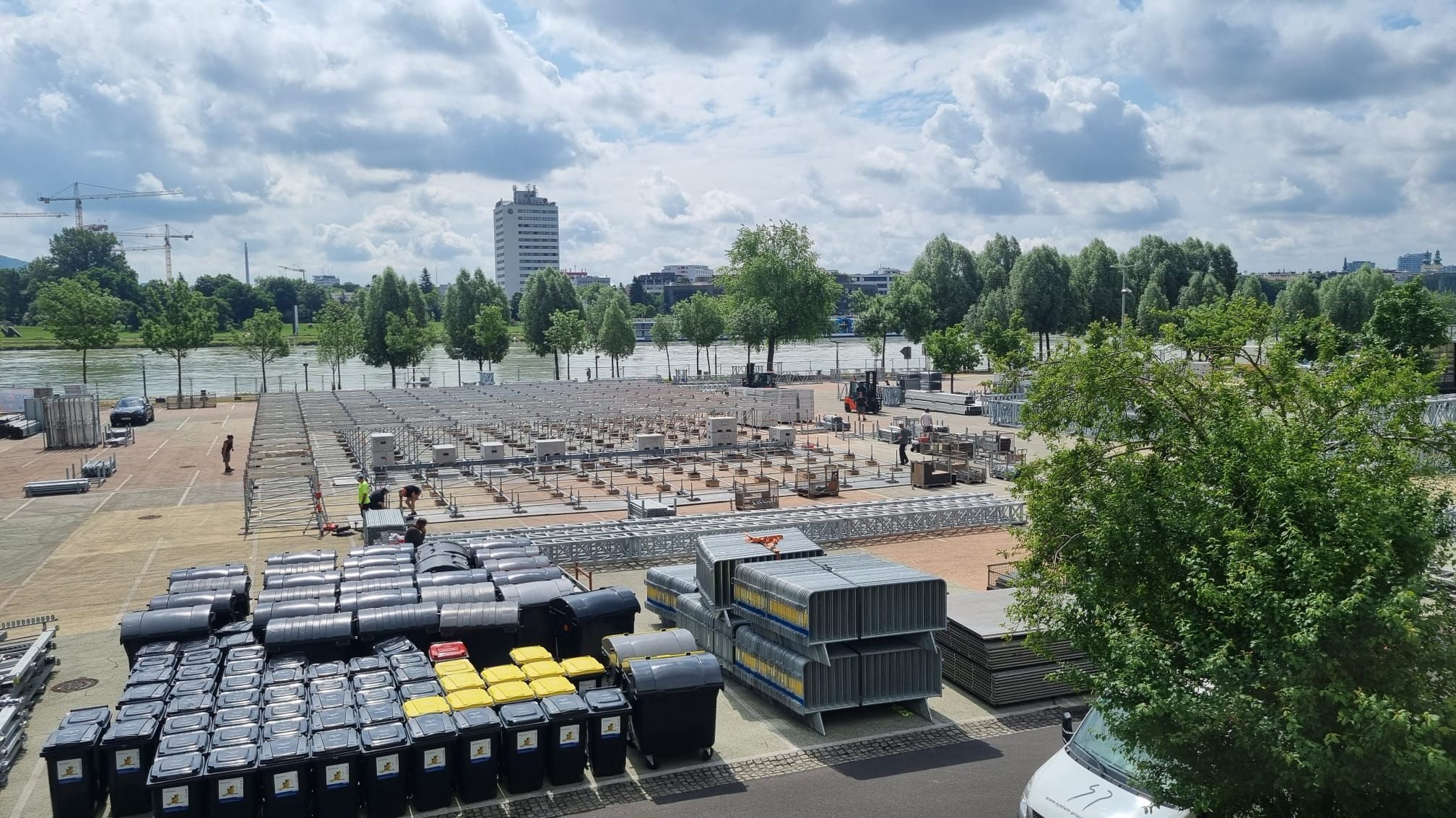 Der Aufbau des Festivals am Urfahrmarkt-Gelände