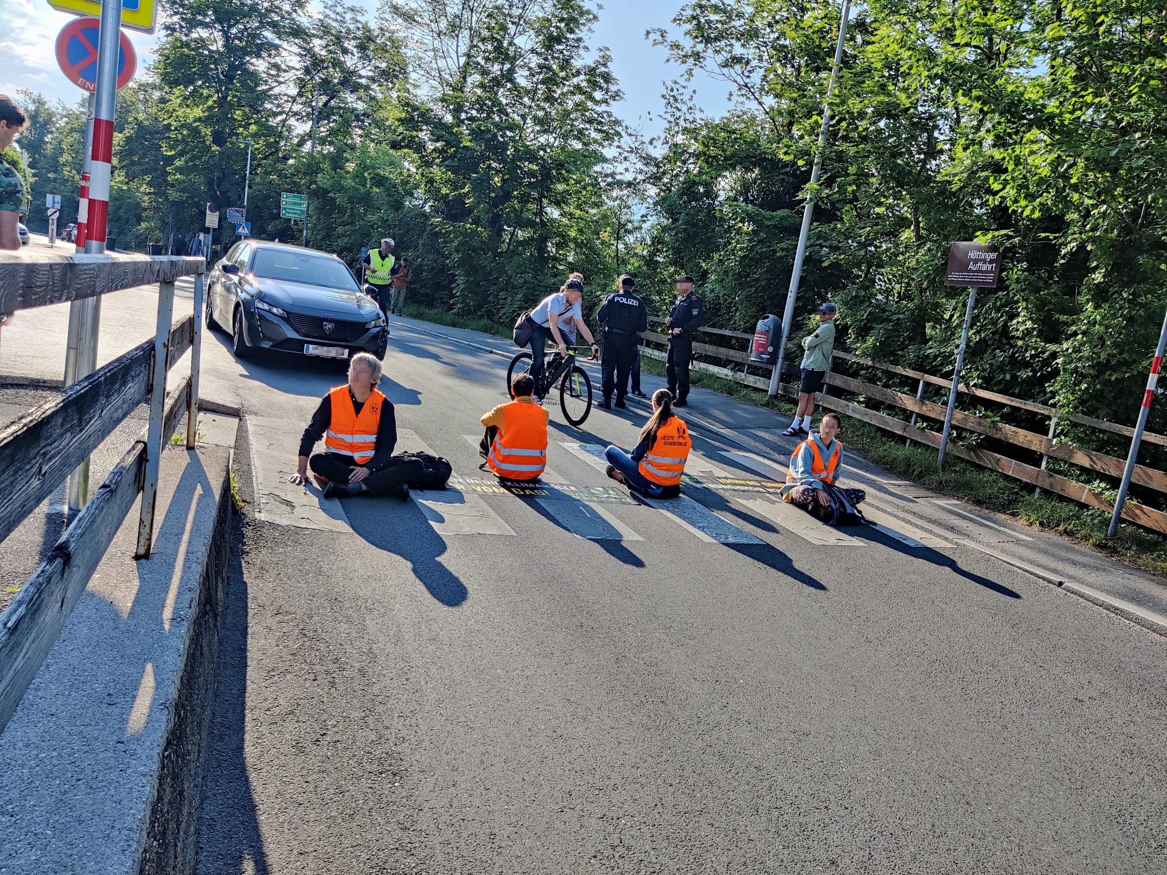 Die Klima-Kleber der Letzten Generation bei ihrer neuen Straßenblockade in Innsbruck.