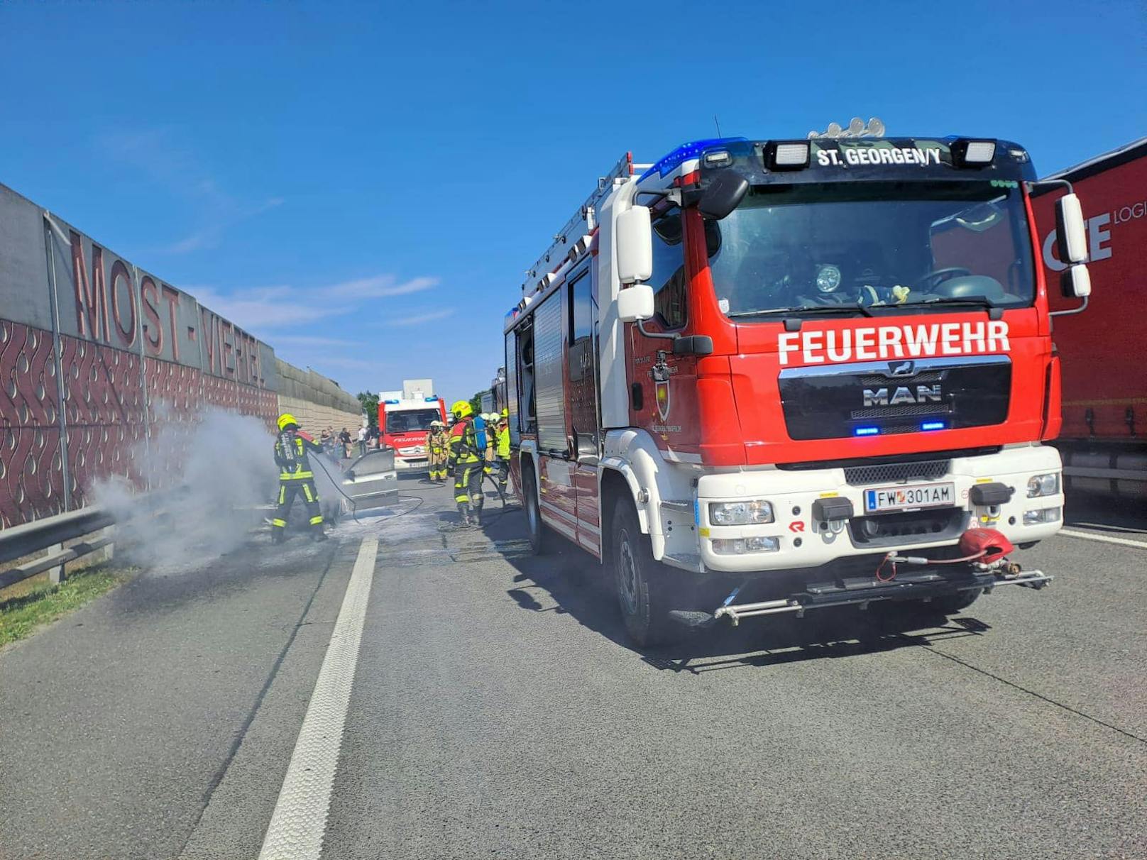 Auto ging auf der A1 in Flammen auf