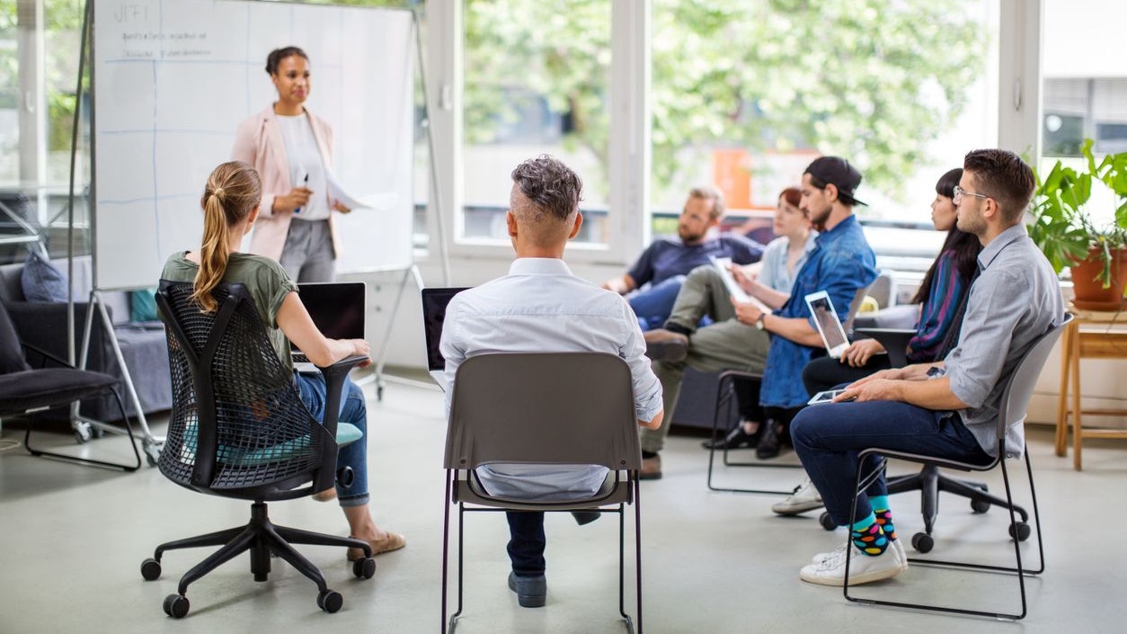 Im Rahmen ihrer "digitalen Kompetenzoffensive" will die Regierung 2024 landesweit 3.500 Workshops organisieren.