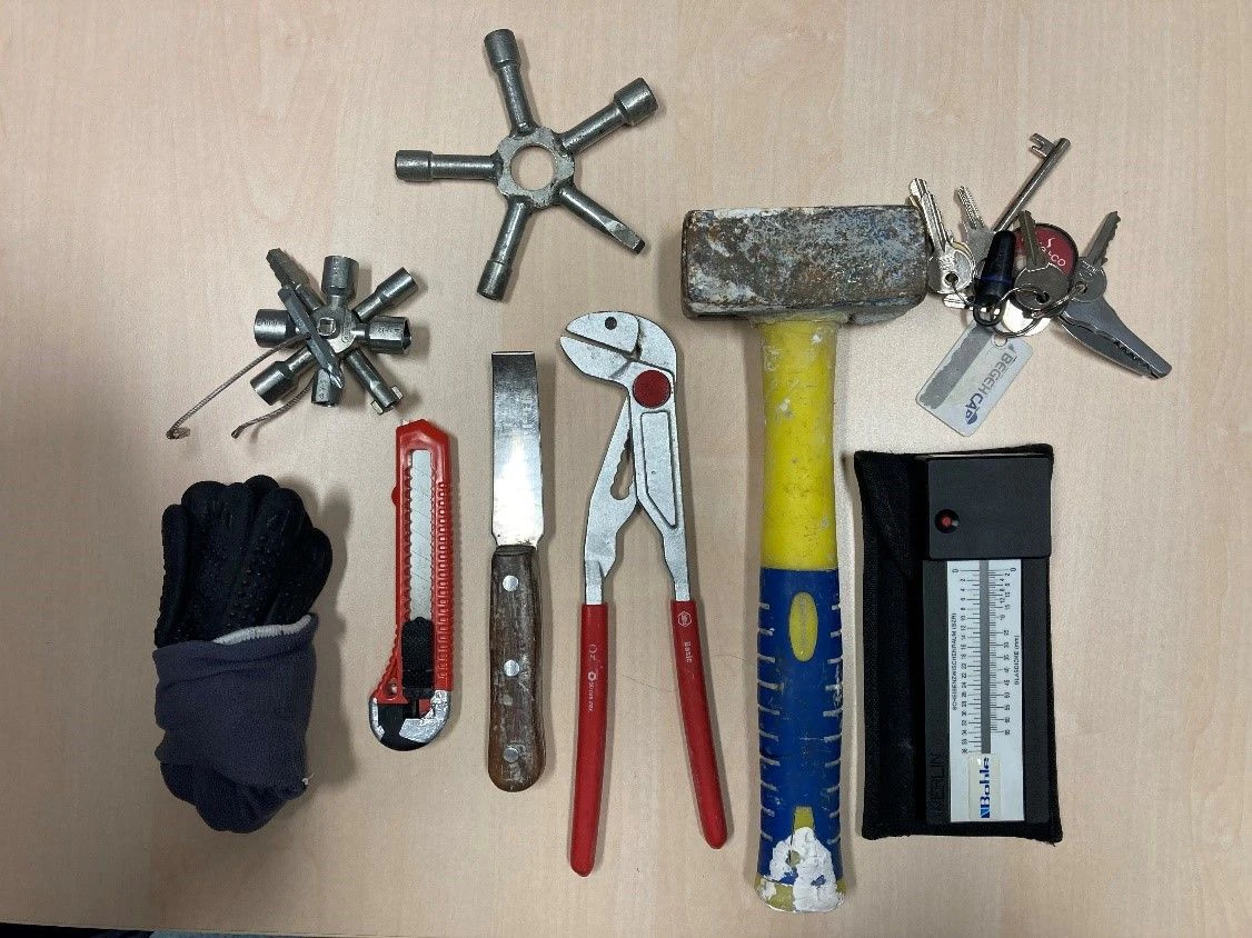Im Rucksack des Verdächtigen wurde mutmaßliches Einbruchswerkzeug gefunden und sichergestellt.