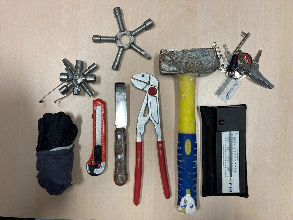 Im Rucksack des Verdächtigen wurde mutmaßliches Einbruchswerkzeug gefunden und sichergestellt.