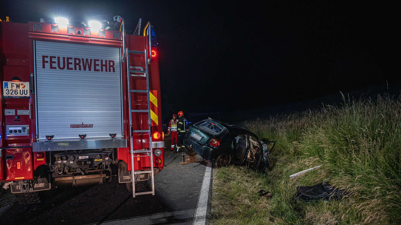 Tragödie am Montagabend in Oberösterreich! Bei einem Frontal-Zusammenstoß in Altenberg bei Linz sind zwei Personen ums Leben gekommen. Für einen 36-Jährigen und eine 16-Jährige kam dabei jede Hilfe zu spät.